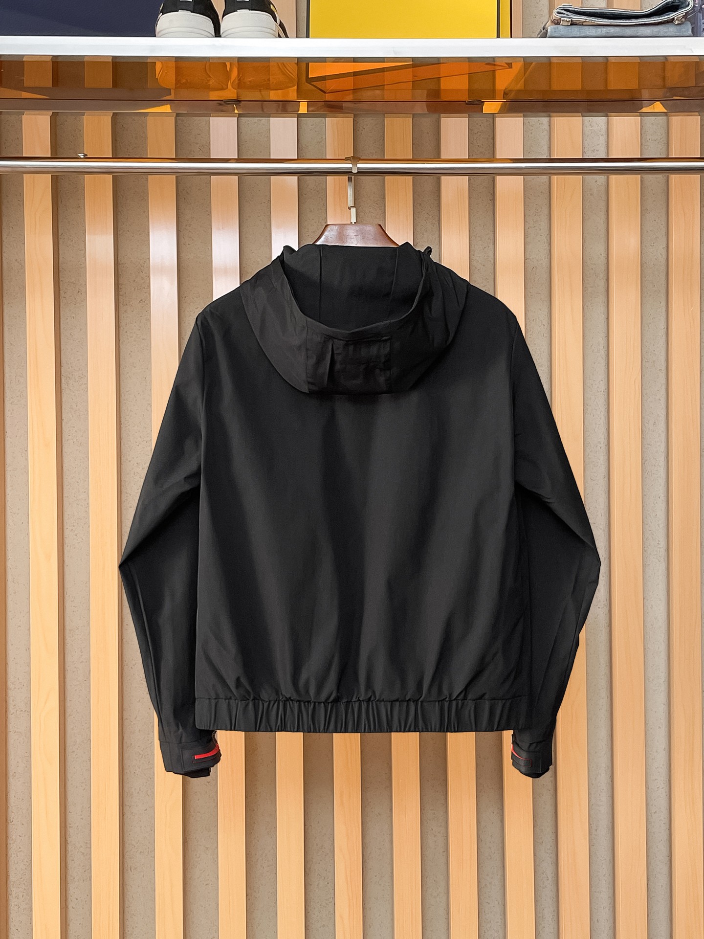 🌟🌟Prada、2025新款男士休闲定制夹克外套。穿上简约干练的休闲外套，瞬间重回时髦霸气，又是活力满满