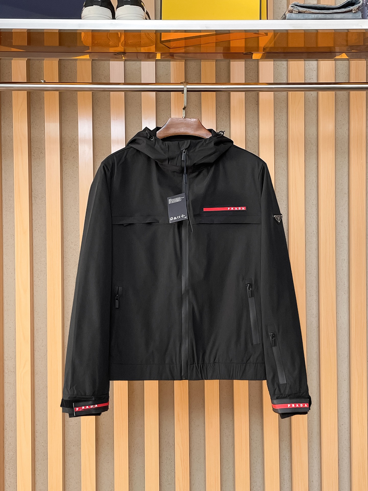 🌟🌟Prada、2025新款男士休闲定制夹克外套。穿上简约干练的休闲外套，瞬间重回时髦霸气，又是活力满满