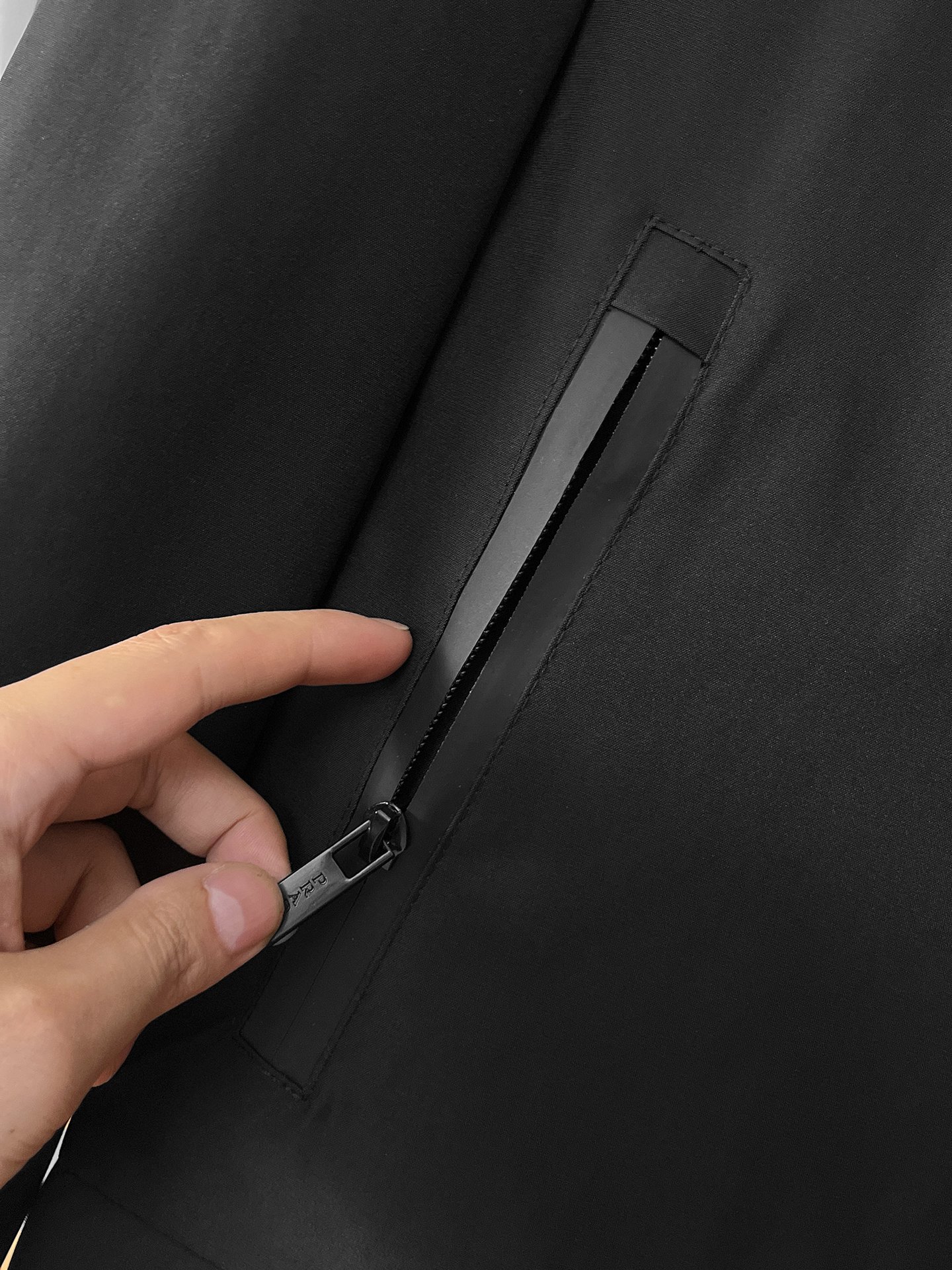 🌟🌟Prada、2025新款男士休闲定制夹克外套。穿上简约干练的休闲外套，瞬间重回时髦霸气，又是活力满满