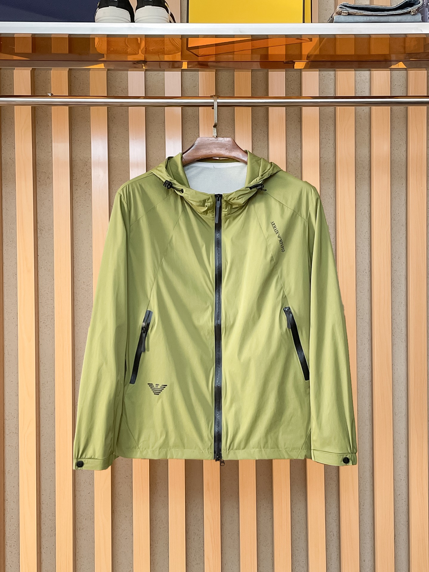 NO:869384,Same style as Armani official website, on sale in advance!  2026ss new spring men's jackets, original high-end version with three standards!  , counter-customized fabrics with high breathability and comfort, impeccable details, brand element design concept, reflecting high quality. It feels delicate and soft!  It presents a casual cut and the upper body shape is awesome!  Size M～3XL, maximum wearing capacity is 195 catties.,,armani,jackets & coats,jackets & coats,19860909阿玛尼 官网同款,提前发售！2026ss开春新款男士夹克外套,原单三标齐全高端版本！,专柜定制面料 透气舒适度高,细节无可挑剔,品牌元素设计理念,体现高品质.手感细腻柔软！呈现休闲裁剪,上身版型超赞！码数M～3XL,最大穿195斤.,,armani,jackets & coats,jackets & coats,,Men's clothing
