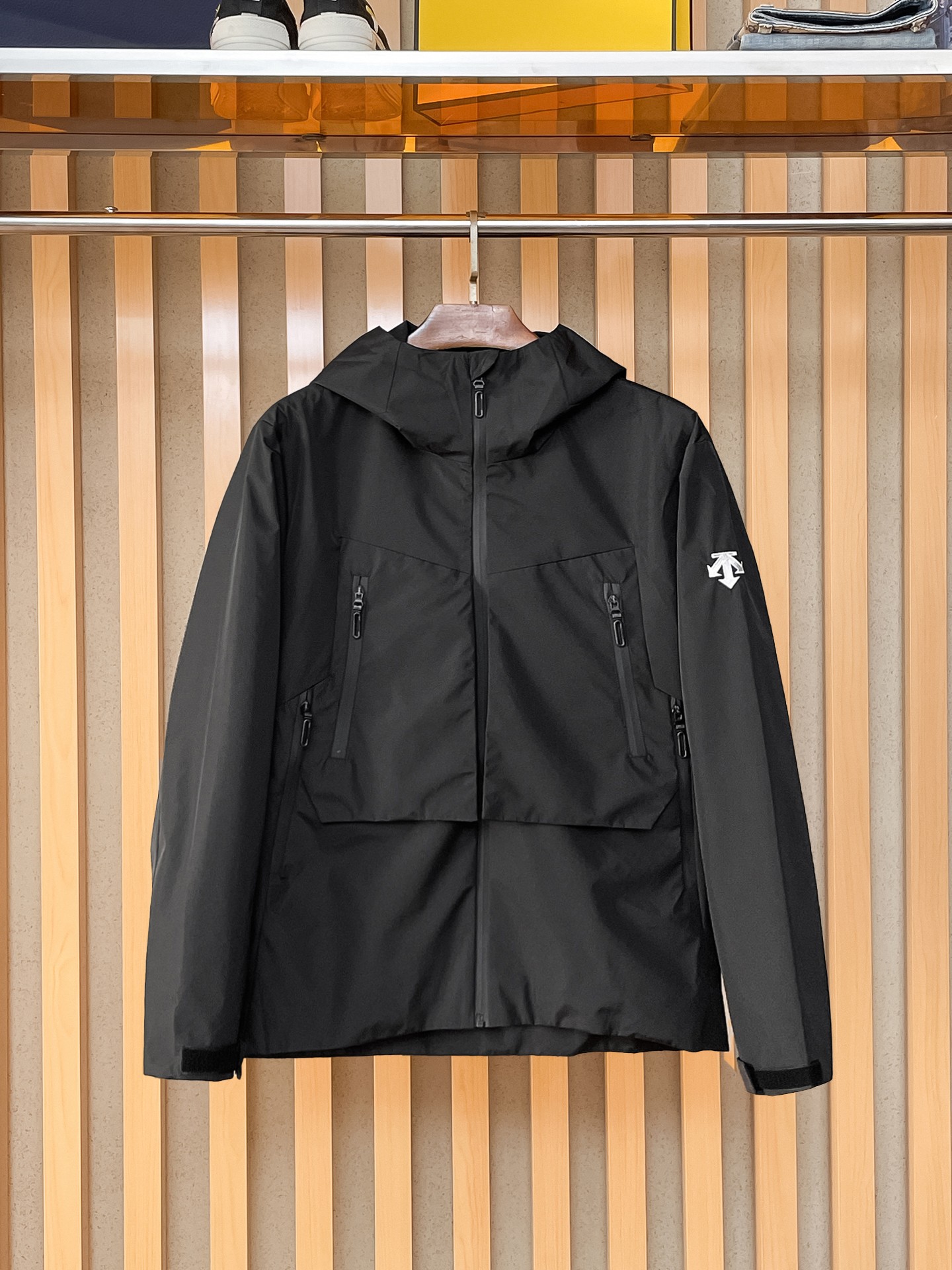 NO:870024,Same style as Descente’s official website, on sale in advance!  2026ss new spring men's jackets, original high-end version with three standards!  , counter-customized fabrics with high breathability and comfort, impeccable details, brand element design concept, reflecting high quality. It feels delicate and soft!  It presents a casual cut and the upper body shape is awesome!  Size M～3XL, maximum wearing capacity is 195 catties.,,jackets & coats,jackets & coats,19860909迪桑特 官网同款,提前发售！2026ss开春新款男士夹克外套,原单三标齐全高端版本！,专柜定制面料 透气舒适度高,细节无可挑剔,品牌元素设计理念,体现高品质.手感细腻柔软！呈现休闲裁剪,上身版型超赞！码数M～3XL,最大穿195斤.,,jackets & coats,jackets & coats,,Men's clothing