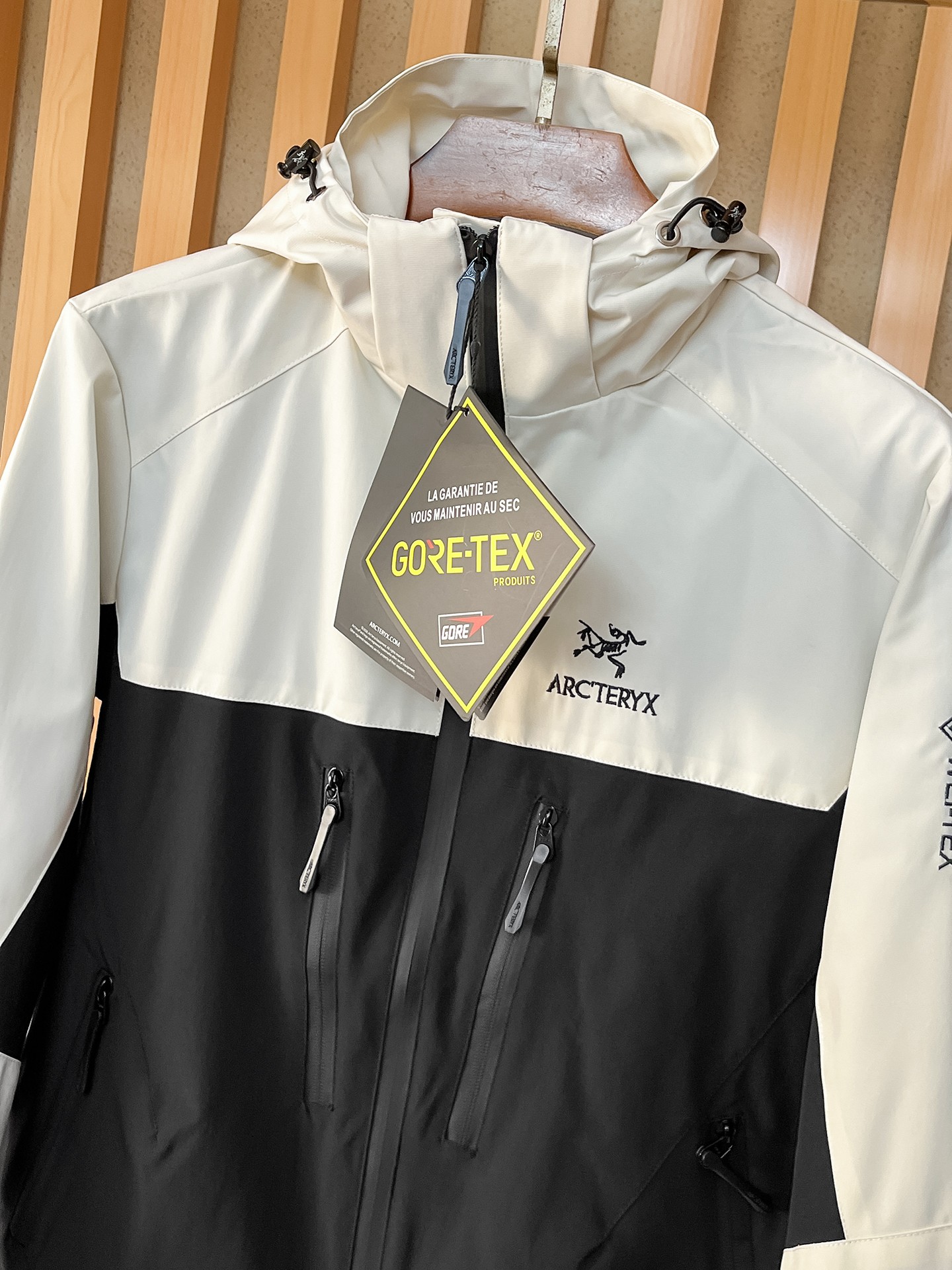 🌟🌟始祖鸟、2025新款男士休闲定制夹克外套。穿上简约干练的休闲外套，瞬间重回时髦霸气，又是活力满满的状