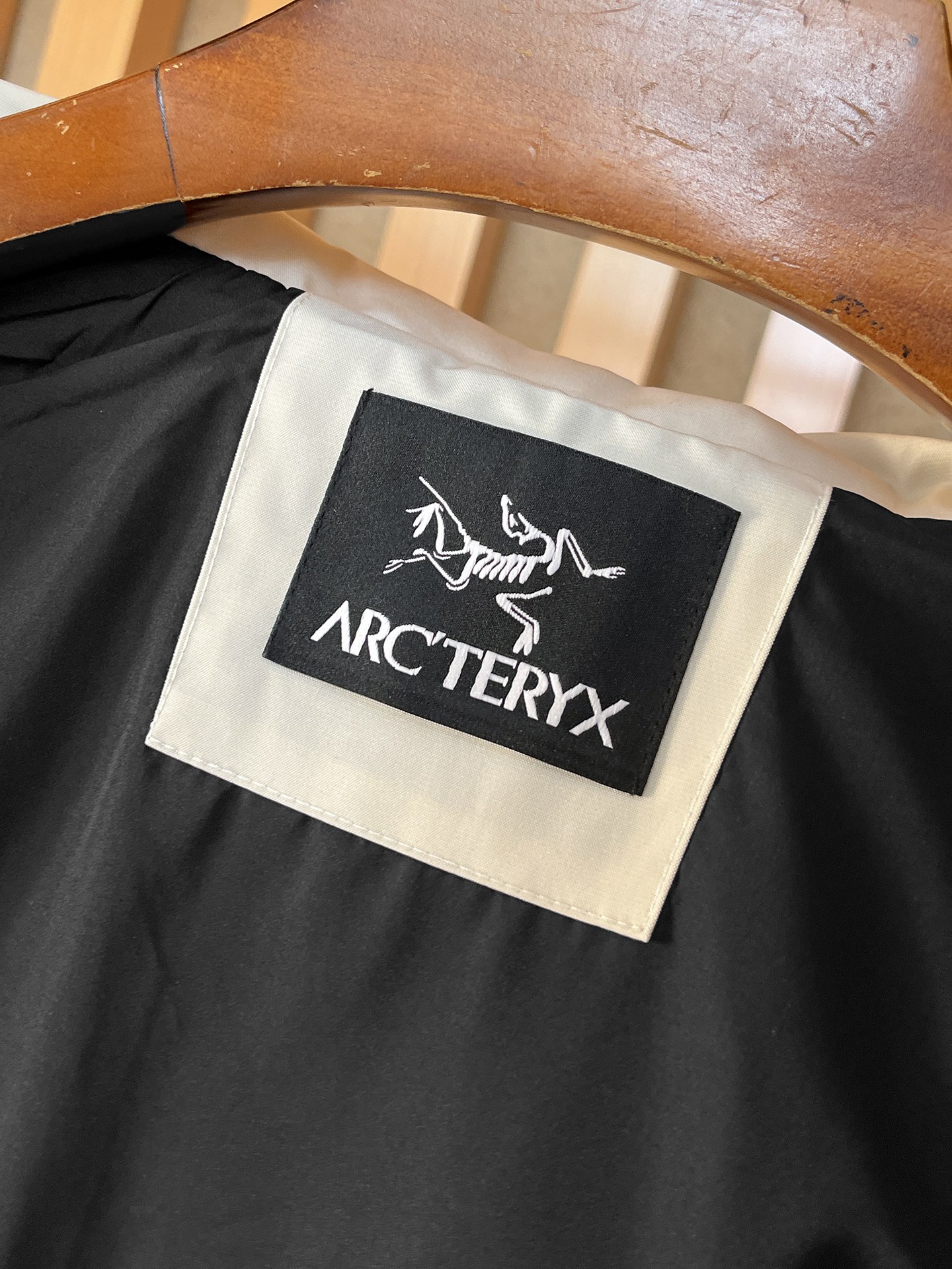 🌟🌟始祖鸟、2025新款男士休闲定制夹克外套。穿上简约干练的休闲外套，瞬间重回时髦霸气，又是活力满满的状