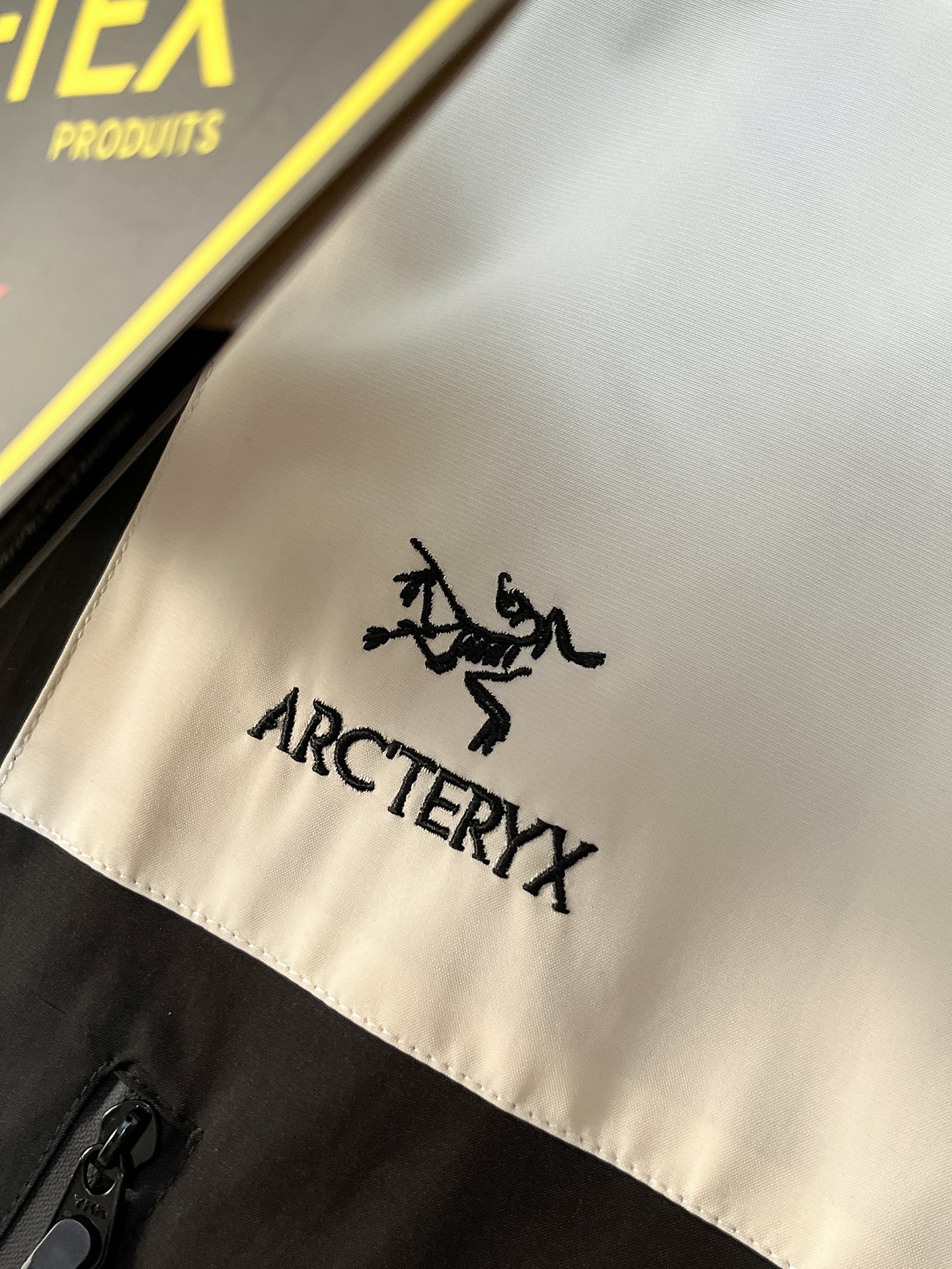 🌟🌟始祖鸟、2025新款男士休闲定制夹克外套。穿上简约干练的休闲外套，瞬间重回时髦霸气，又是活力满满的状