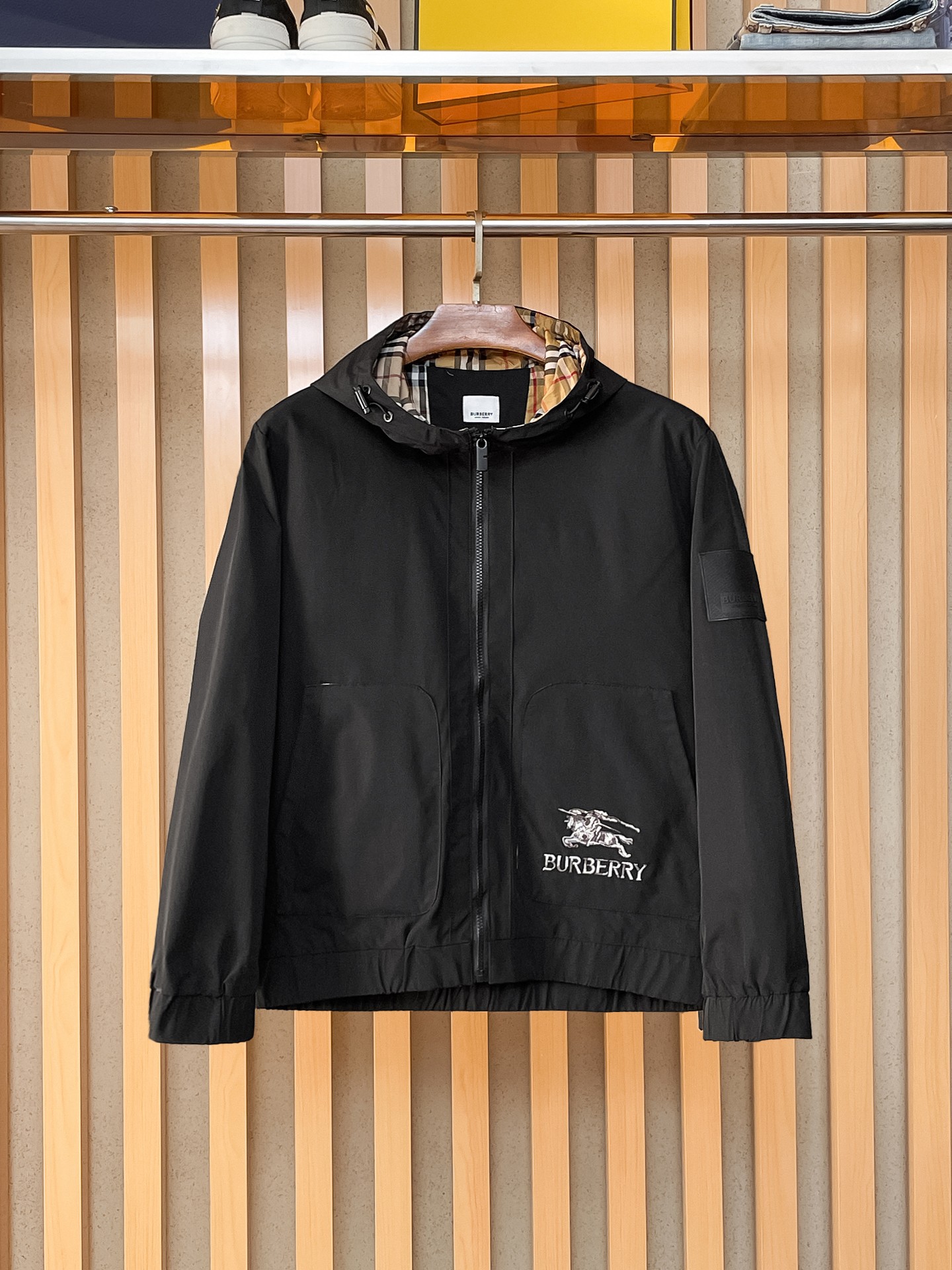 NO:869393,Same style as Burberry official website, on sale in advance!  2026ss new spring men's jackets, original high-end version with three standards!  , counter-customized fabrics with high breathability and comfort, impeccable details, brand element design concept, reflecting high quality. It feels delicate and soft!  It presents a casual cut and the upper body shape is awesome!  Size M～3XL, maximum wearing capacity is 195 catties.,,burberry,jackets & coats,jackets & coats,19860909巴宝莉 官网同款,提前发售！2026ss开春新款男士夹克外套,原单三标齐全高端版本！,专柜定制面料 透气舒适度高,细节无可挑剔,品牌元素设计理念,体现高品质.手感细腻柔软！呈现休闲裁剪,上身版型超赞！码数M～3XL,最大穿195斤.,,burberry,jackets & coats,jackets & coats,,Men's clothing