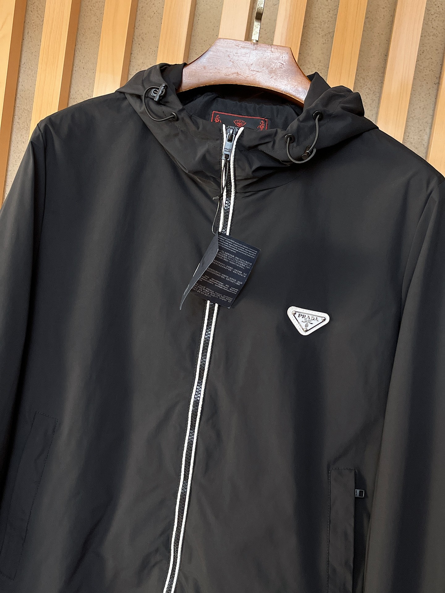 🌟🌟Prada、2025新款男士休闲定制夹克外套。穿上简约干练的休闲外套，瞬间重回时髦霸气，又是活力满满