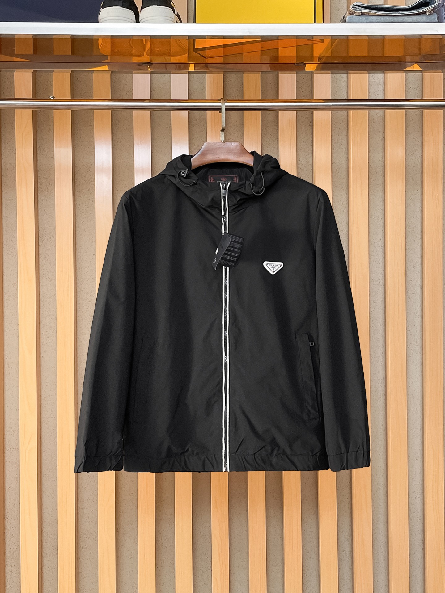 🌟🌟Prada、2025新款男士休闲定制夹克外套。穿上简约干练的休闲外套，瞬间重回时髦霸气，又是活力满满