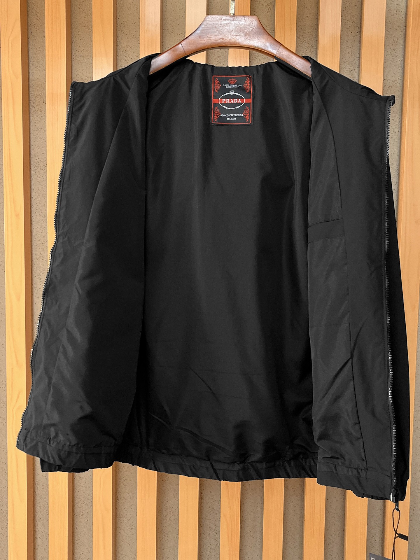 🌟🌟Prada、2025新款男士休闲定制夹克外套。穿上简约干练的休闲外套，瞬间重回时髦霸气，又是活力满满