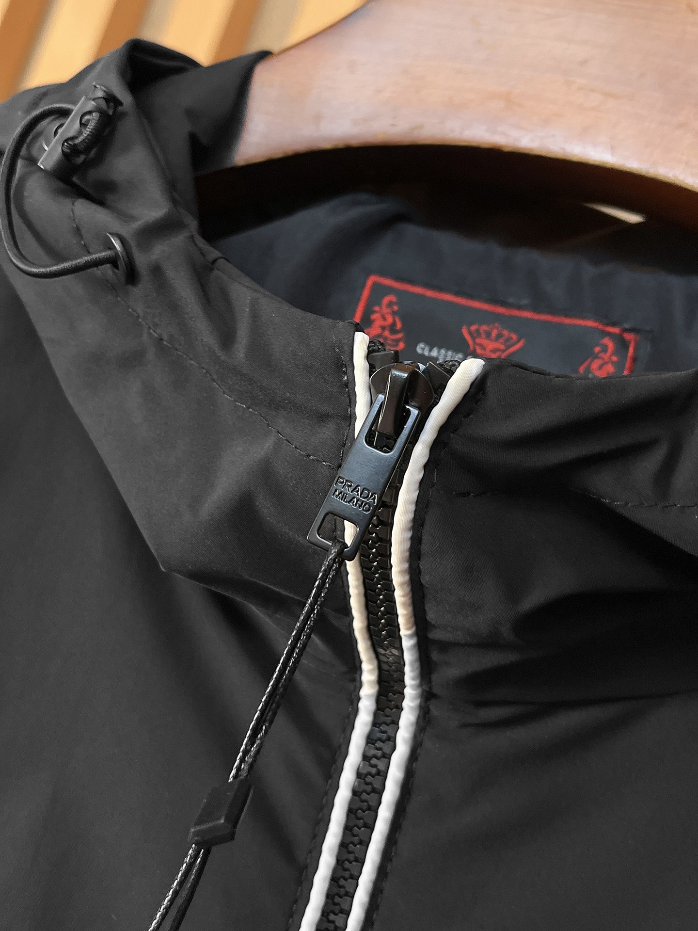 🌟🌟Prada、2025新款男士休闲定制夹克外套。穿上简约干练的休闲外套，瞬间重回时髦霸气，又是活力满满