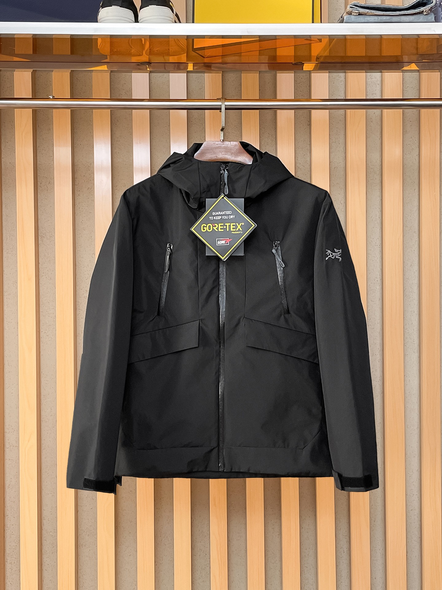 NO:869404,Same style as Arc’teryx official website, on sale in advance!  2026ss new spring men's jackets, original high-end version with three standards!  , counter-customized fabrics with high breathability and comfort, impeccable details, brand element design concept, reflecting high quality. It feels delicate and soft!  It presents a casual cut and the upper body shape is awesome!  Size M～3XL, maximum wearing capacity is 195 catties.,arc'teryx,jackets & coats,jackets & coats,19860909始祖鸟 官网同款,提前发售！2026ss开春新款男士夹克外套,原单三标齐全高端版本！,专柜定制面料 透气舒适度高,细节无可挑剔,品牌元素设计理念,体现高品质.手感细腻柔软！呈现休闲裁剪,上身版型超赞！码数M～3XL,最大穿195斤.,arc'teryx,jackets & coats,jackets & coats,,Men's clothing