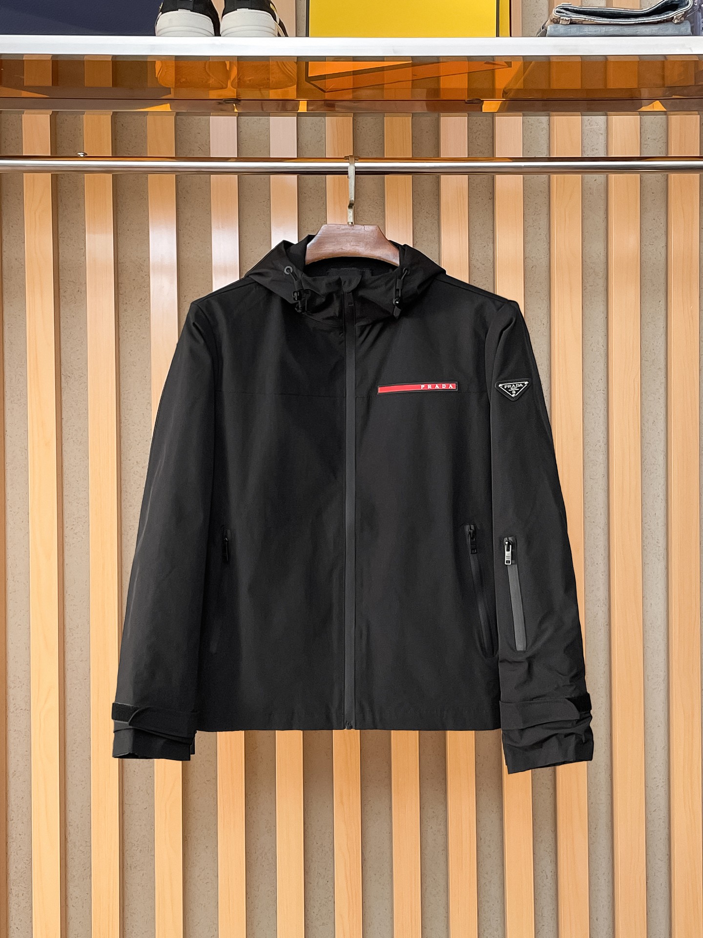 NO:869414,Same style as Prada official website, on sale in advance!  2026ss new spring men's jackets, original high-end version with three standards!  , counter-customized fabrics with high breathability and comfort, impeccable details, brand element design concept, reflecting high quality. It feels delicate and soft!  It presents a casual cut and the upper body shape is awesome!  Size M～3XL, maximum wearing capacity is 195 catties.,,prada,jackets & coats,jackets & coats,19860909普拉达 官网同款,提前发售！2026ss开春新款男士夹克外套,原单三标齐全高端版本！,专柜定制面料 透气舒适度高,细节无可挑剔,品牌元素设计理念,体现高品质.手感细腻柔软！呈现休闲裁剪,上身版型超赞！码数M～3XL,最大穿195斤.,,prada,jackets & coats,jackets & coats,,Men's clothing