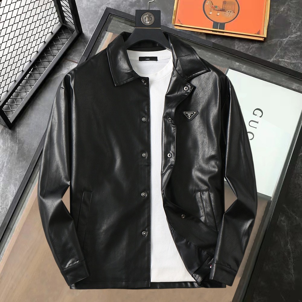 NO:595204,The same model from Prada official website, complete with three labels, on sale in advance. 2025ss new men's leather jacket for autumn, reversible original single with three labels, high-end version. Custom-made fabrics at the counter. Highly breathable and comfortable, impeccable details, brand element design concept, reflecting high quality. Delicate and soft hand feel. Casual tailoring, excellent upper body shape. Size M~3XL, maximum wear 195 catties,, prada, jackets & coats, jackets & coats, leather  jacket,alexander wang19860909普拉达官网同款,三标齐全,提前发售 2025ss开秋新款男士皮衣夹克外套,双面穿原单三标齐全高端版本 专柜定制面料 透气舒适度高,细节无可挑剔,品牌元素设计理念,体现高品质.手感细腻柔软 呈现休闲裁剪,上身版型超赞 码数M～3XL,最大穿195斤,,prada,jackets & coats,jackets & coats,leather jacket,alexander wang,Men's clothing
