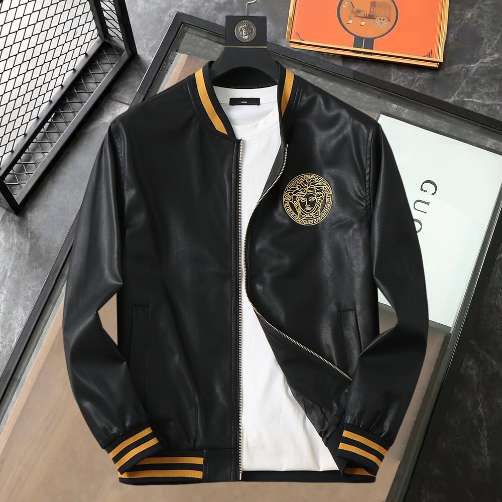 NO:595207,Same style as Versace's official website, complete with three labels, on sale in advance. 2025ss new men's leather jacket for autumn, reversible, original single with three labels, high-end version. Custom-made fabrics at the counter. Highly breathable and comfortable, impeccable details, brand element design concept, reflecting high quality. Delicate and soft feel. Casual tailoring, excellent upper body size. Size M~3XL, maximum wear 195 catties, versace, jackets & coats, jackets & coats, leather.  jacket,alexander wang19860909范思哲 官网同款,三标齐全,提前发售 2025ss开秋新款男士皮衣夹克外套,双面穿原单三标齐全高端版本 专柜定制面料 透气舒适度高,细节无可挑剔,品牌元素设计理念,体现高品质.手感细腻柔软 呈现休闲裁剪,上身版型超赞 码数M～3XL,最大穿195斤,,versace,jackets & coats,jackets & coats,leather jacket,alexander wang,Men's clothing