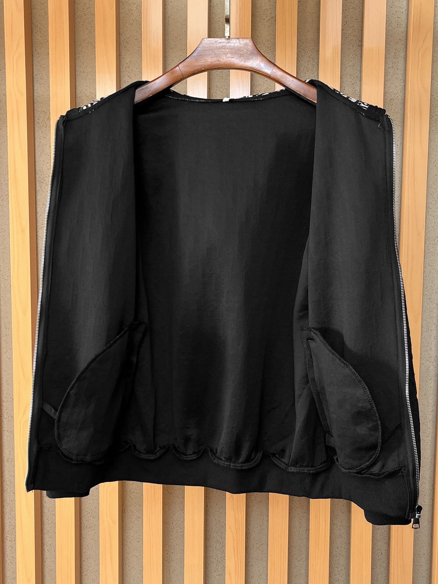 🌟🌟迪奥、2025新款男士休闲定制夹克外套。穿上简约干练的休闲外套，瞬间重回时髦霸气，又是活力满满的状态