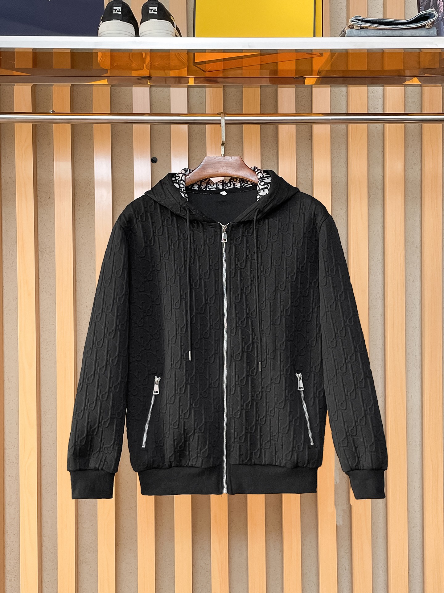 🌟🌟迪奥、2025新款男士休闲定制夹克外套。穿上简约干练的休闲外套，瞬间重回时髦霸气，又是活力满满的状态