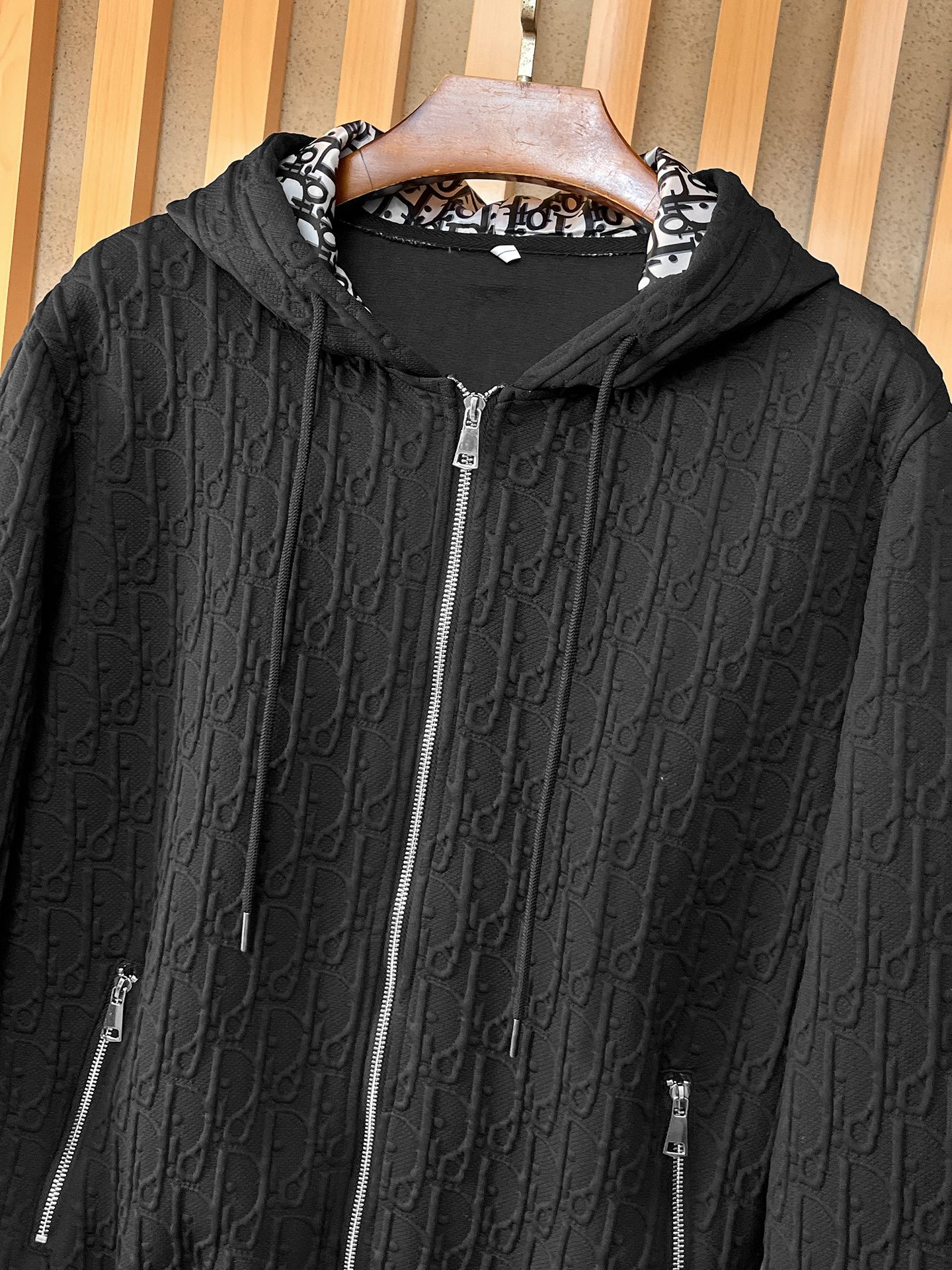 🌟🌟迪奥、2025新款男士休闲定制夹克外套。穿上简约干练的休闲外套，瞬间重回时髦霸气，又是活力满满的状态