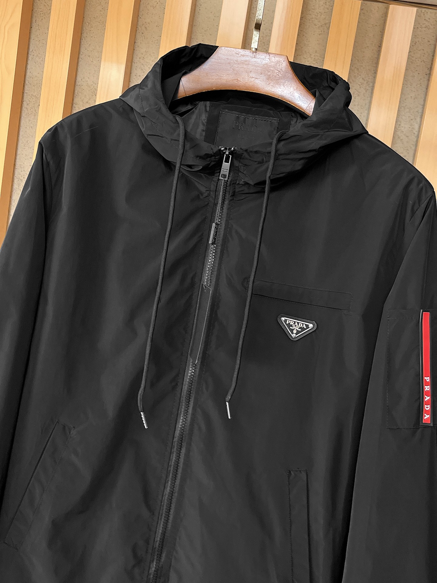 🌟🌟Prada、2025新款男士休闲定制夹克外套。穿上简约干练的休闲外套，瞬间重回时髦霸气，又是活力满满