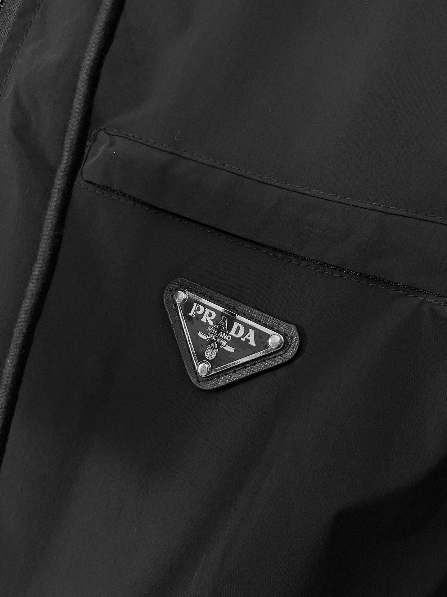 🌟🌟Prada、2025新款男士休闲定制夹克外套。穿上简约干练的休闲外套，瞬间重回时髦霸气，又是活力满满