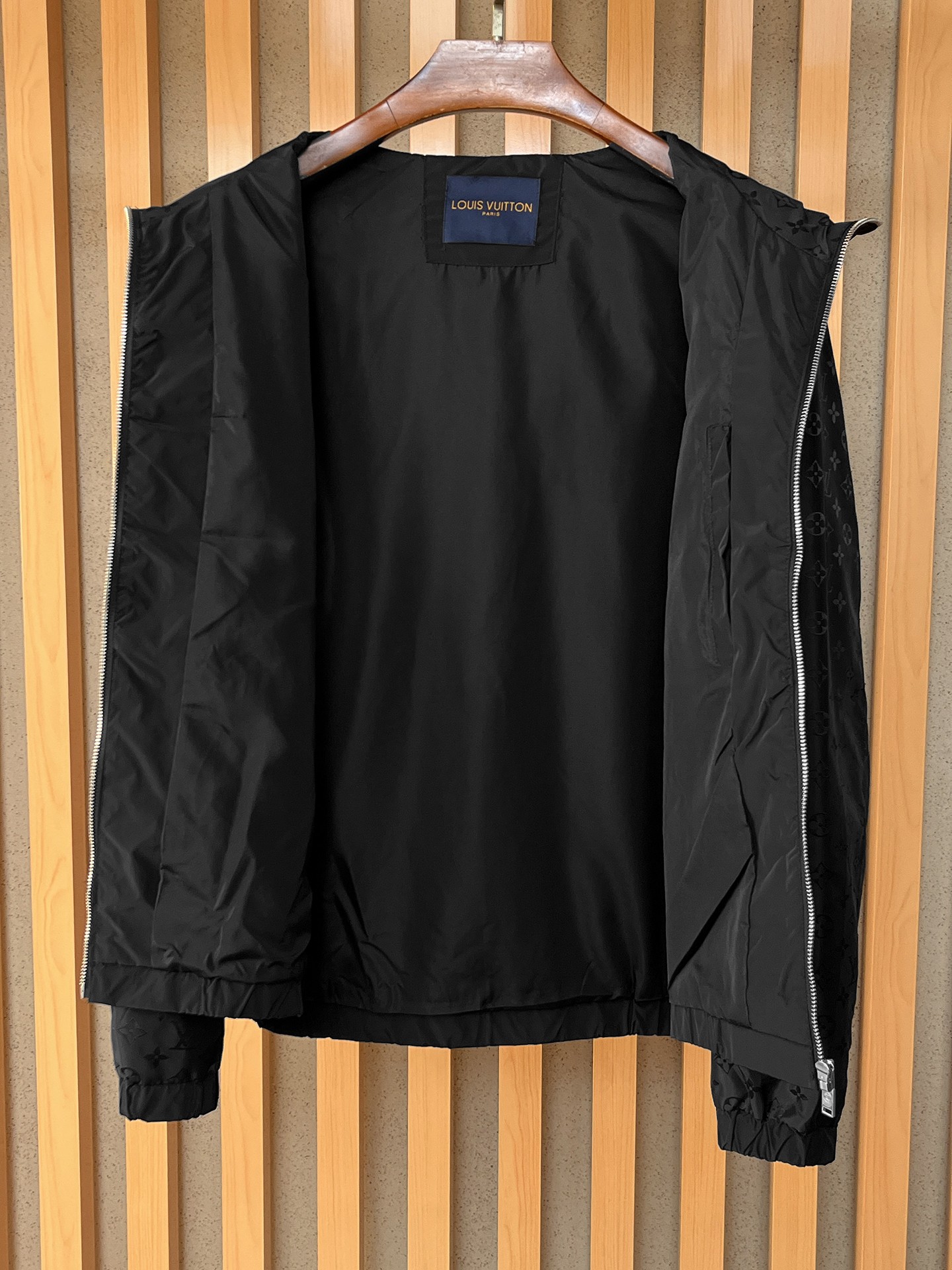 🌟🌟LV、2025新款男士休闲定制夹克外套。穿上简约干练的休闲外套，瞬间重回时髦霸气，又是活力满满的状态