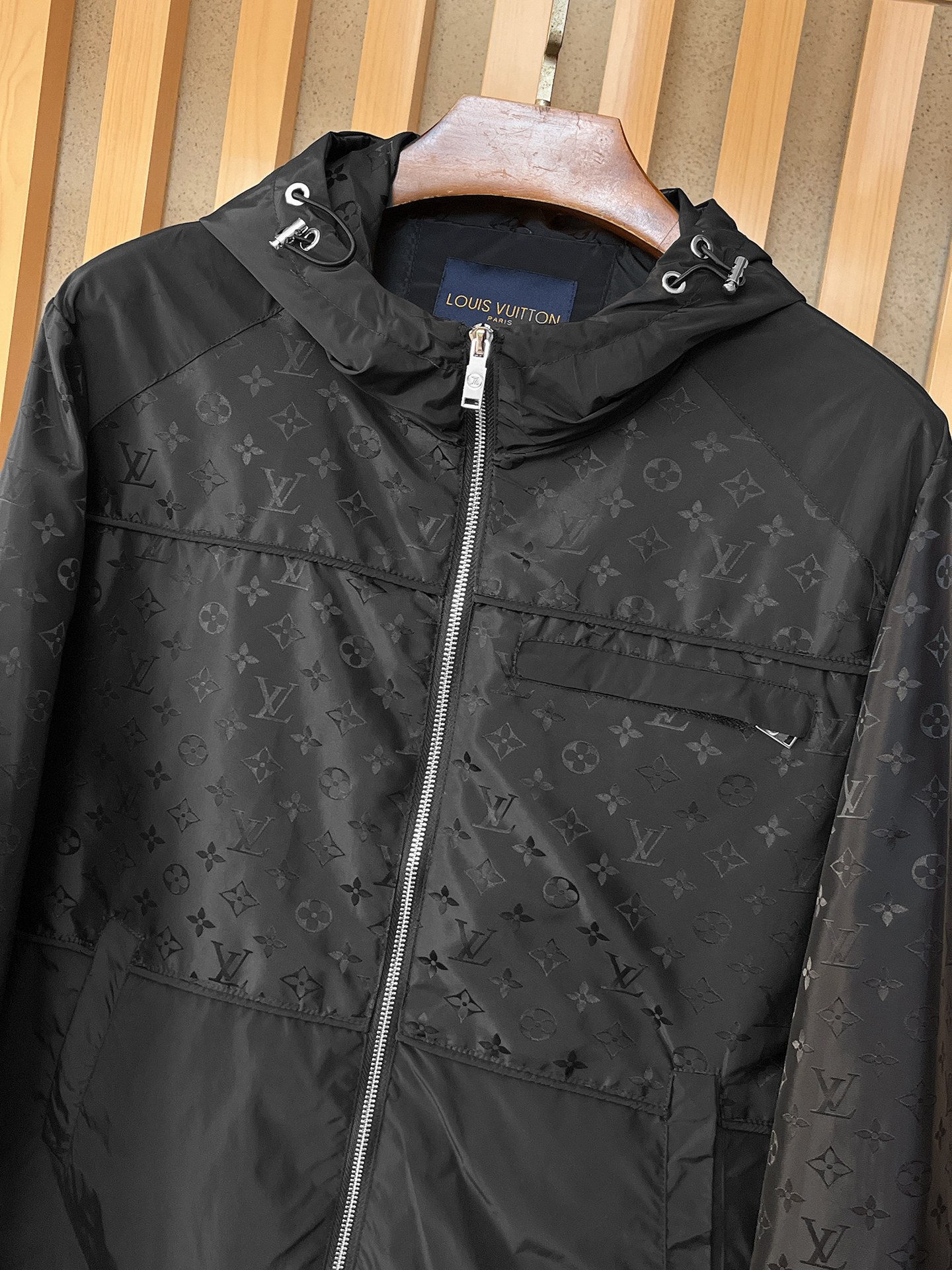 🌟🌟LV、2025新款男士休闲定制夹克外套。穿上简约干练的休闲外套，瞬间重回时髦霸气，又是活力满满的状态