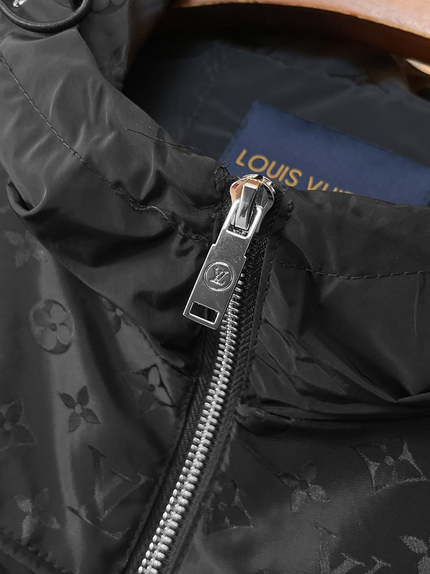 🌟🌟LV、2025新款男士休闲定制夹克外套。穿上简约干练的休闲外套，瞬间重回时髦霸气，又是活力满满的状态