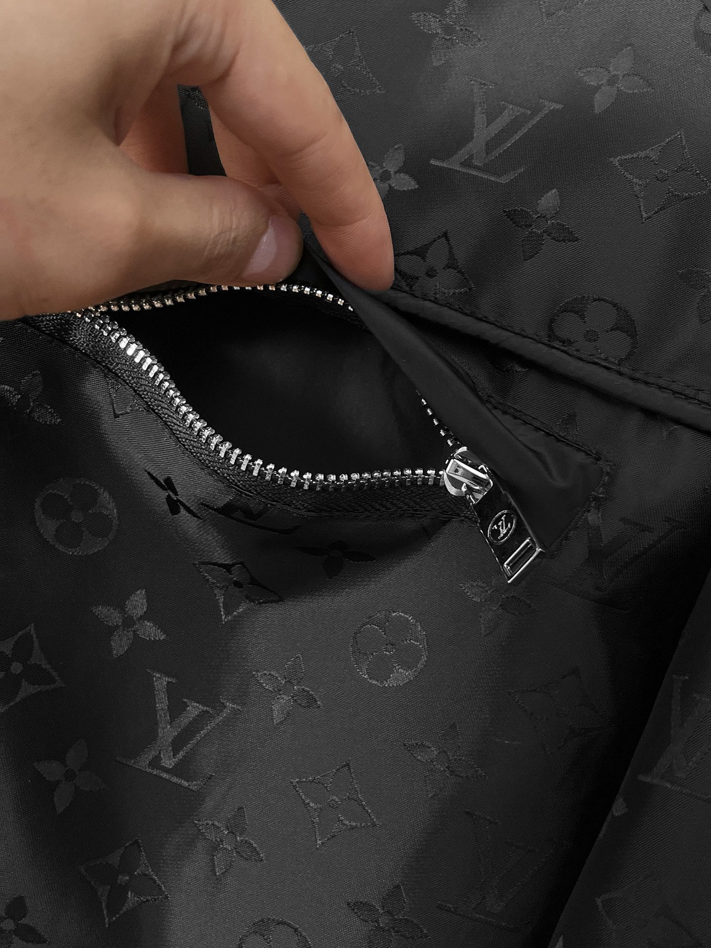 🌟🌟LV、2025新款男士休闲定制夹克外套。穿上简约干练的休闲外套，瞬间重回时髦霸气，又是活力满满的状态