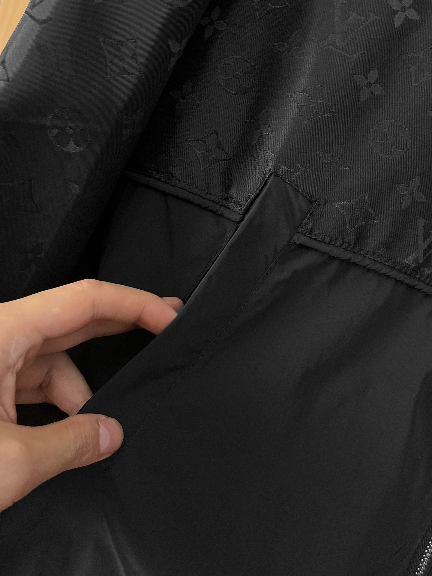 🌟🌟LV、2025新款男士休闲定制夹克外套。穿上简约干练的休闲外套，瞬间重回时髦霸气，又是活力满满的状态