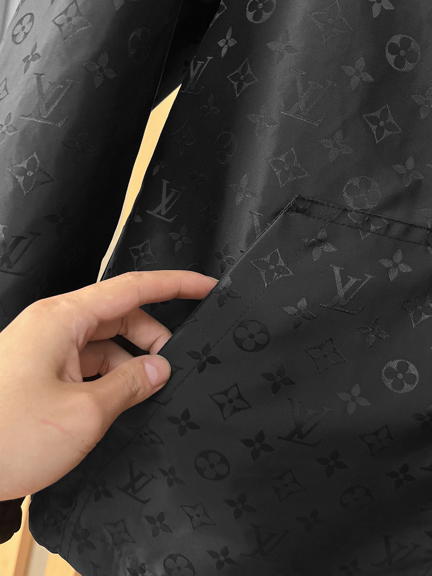 🌟🌟LV、2025新款男士休闲双面穿定制夹克外套。穿上简约干练的休闲外套，瞬间重回时髦霸气，又是活力满满