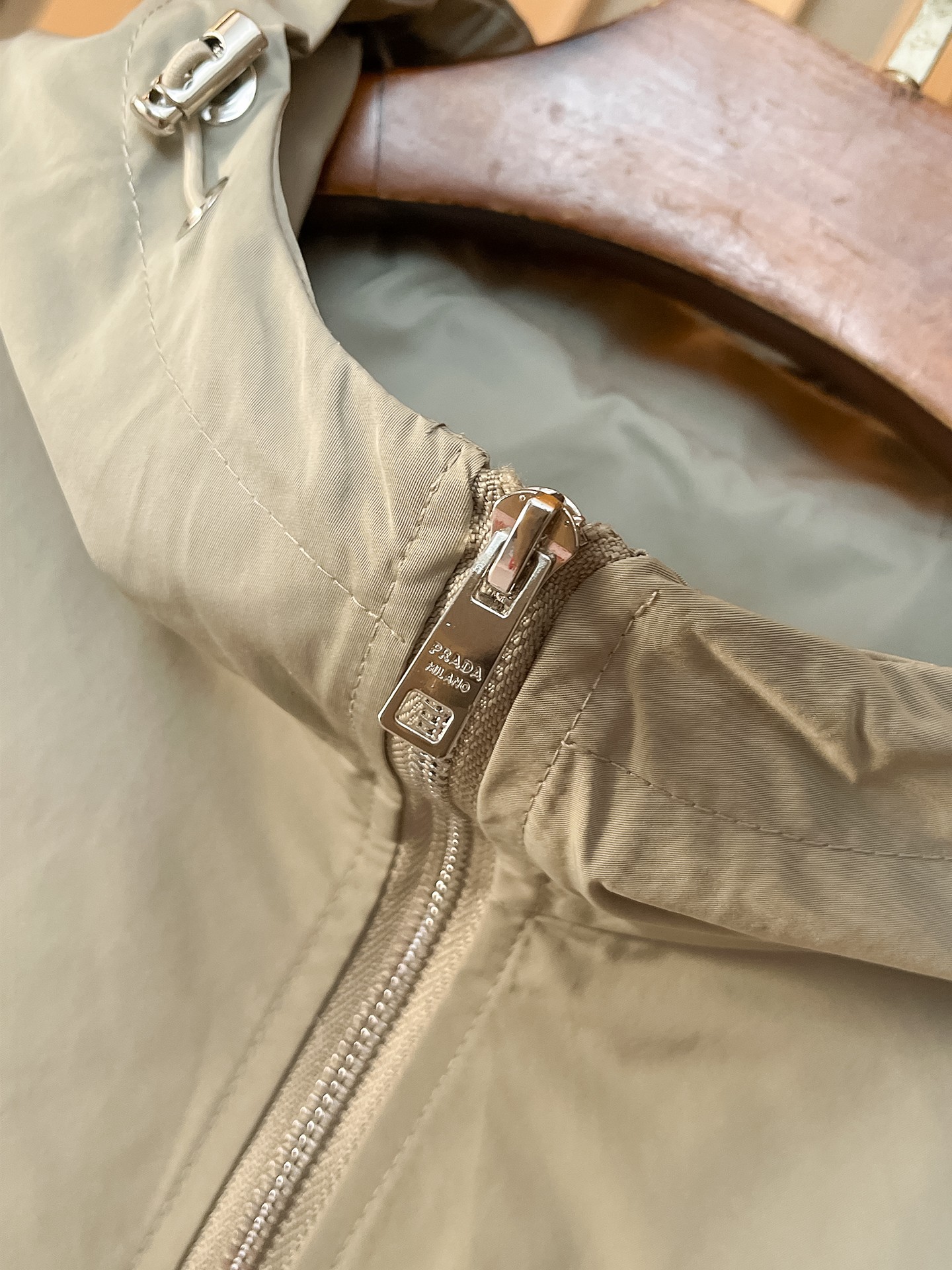 🌟🌟Prada、2025新款男士休闲定制夹克外套。穿上简约干练的休闲外套，瞬间重回时髦霸气，又是活力满满