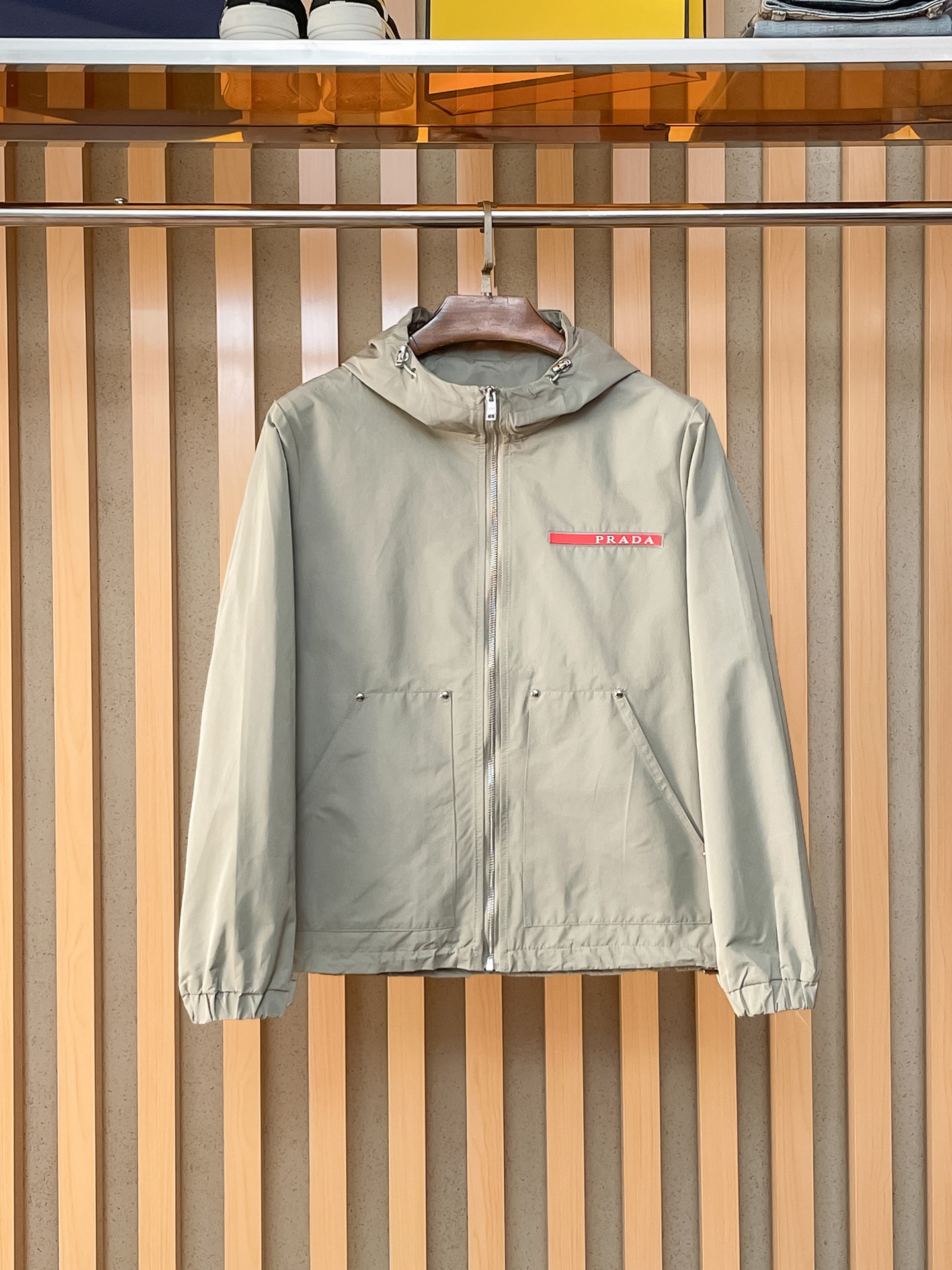 🌟🌟Prada、2025新款男士休闲定制夹克外套。穿上简约干练的休闲外套，瞬间重回时髦霸气，又是活力满满