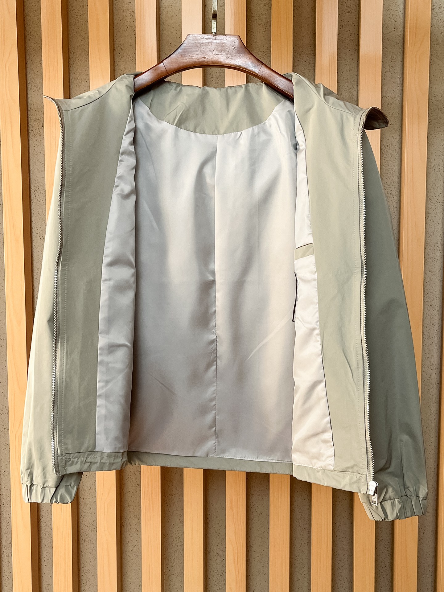 🌟🌟Prada、2025新款男士休闲定制夹克外套。穿上简约干练的休闲外套，瞬间重回时髦霸气，又是活力满满