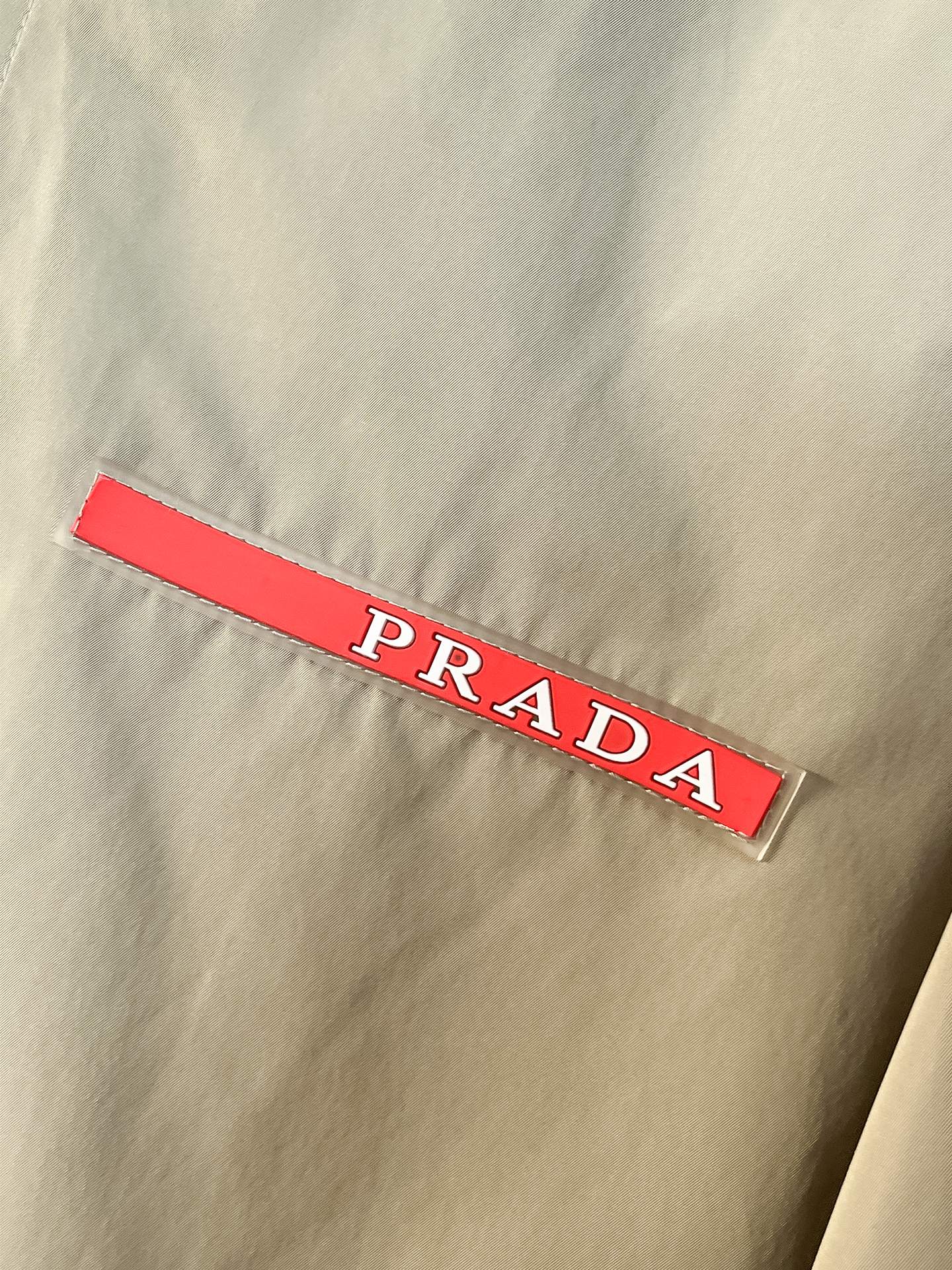 🌟🌟Prada、2025新款男士休闲定制夹克外套。穿上简约干练的休闲外套，瞬间重回时髦霸气，又是活力满满