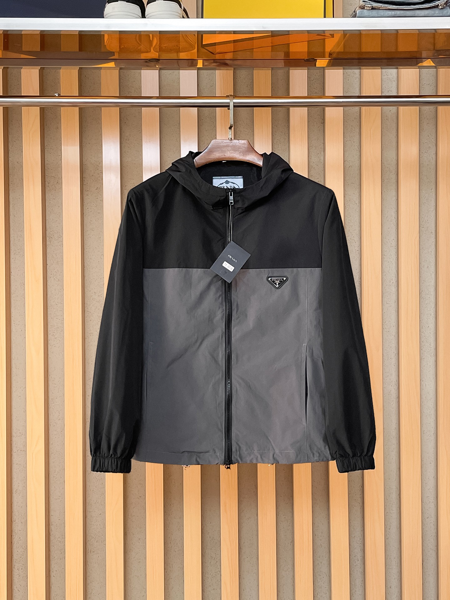 🌟🌟Prada、2025新款男士休闲定制夹克外套。穿上简约干练的休闲外套，瞬间重回时髦霸气，又是活力满满