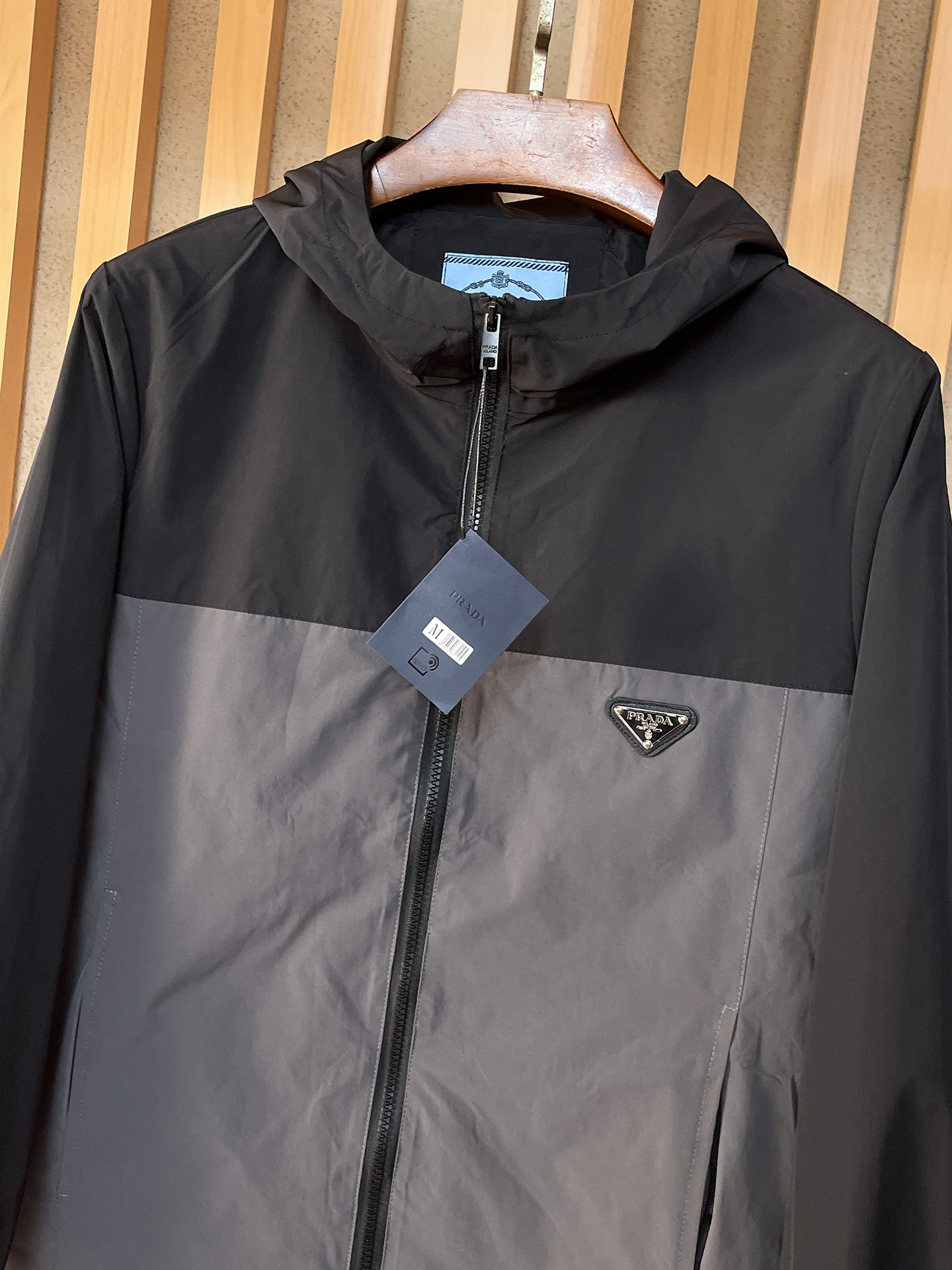 🌟🌟Prada、2025新款男士休闲定制夹克外套。穿上简约干练的休闲外套，瞬间重回时髦霸气，又是活力满满