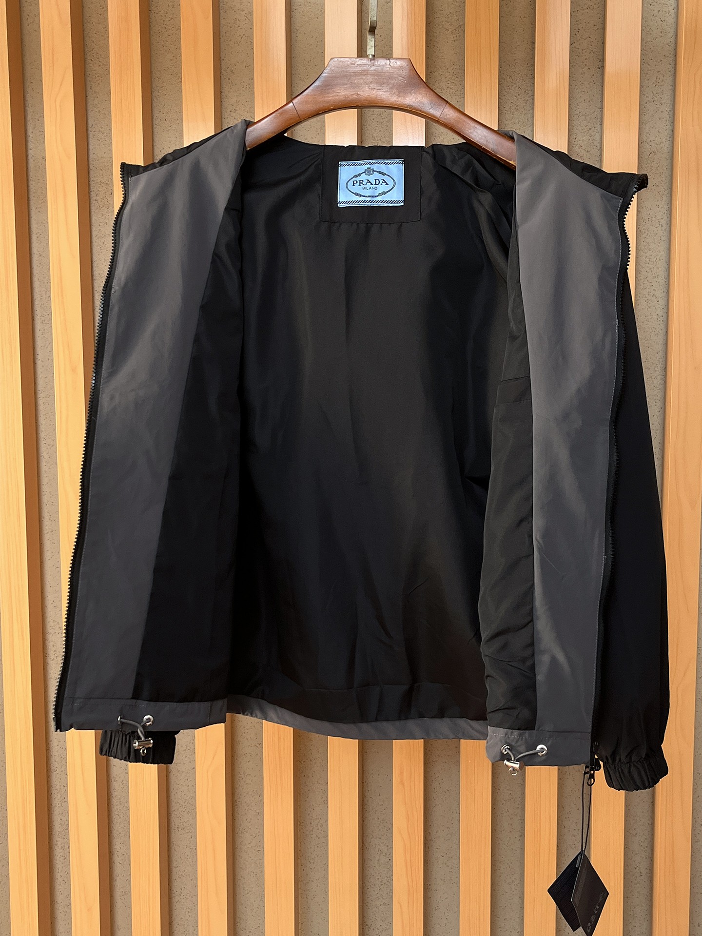 🌟🌟Prada、2025新款男士休闲定制夹克外套。穿上简约干练的休闲外套，瞬间重回时髦霸气，又是活力满满