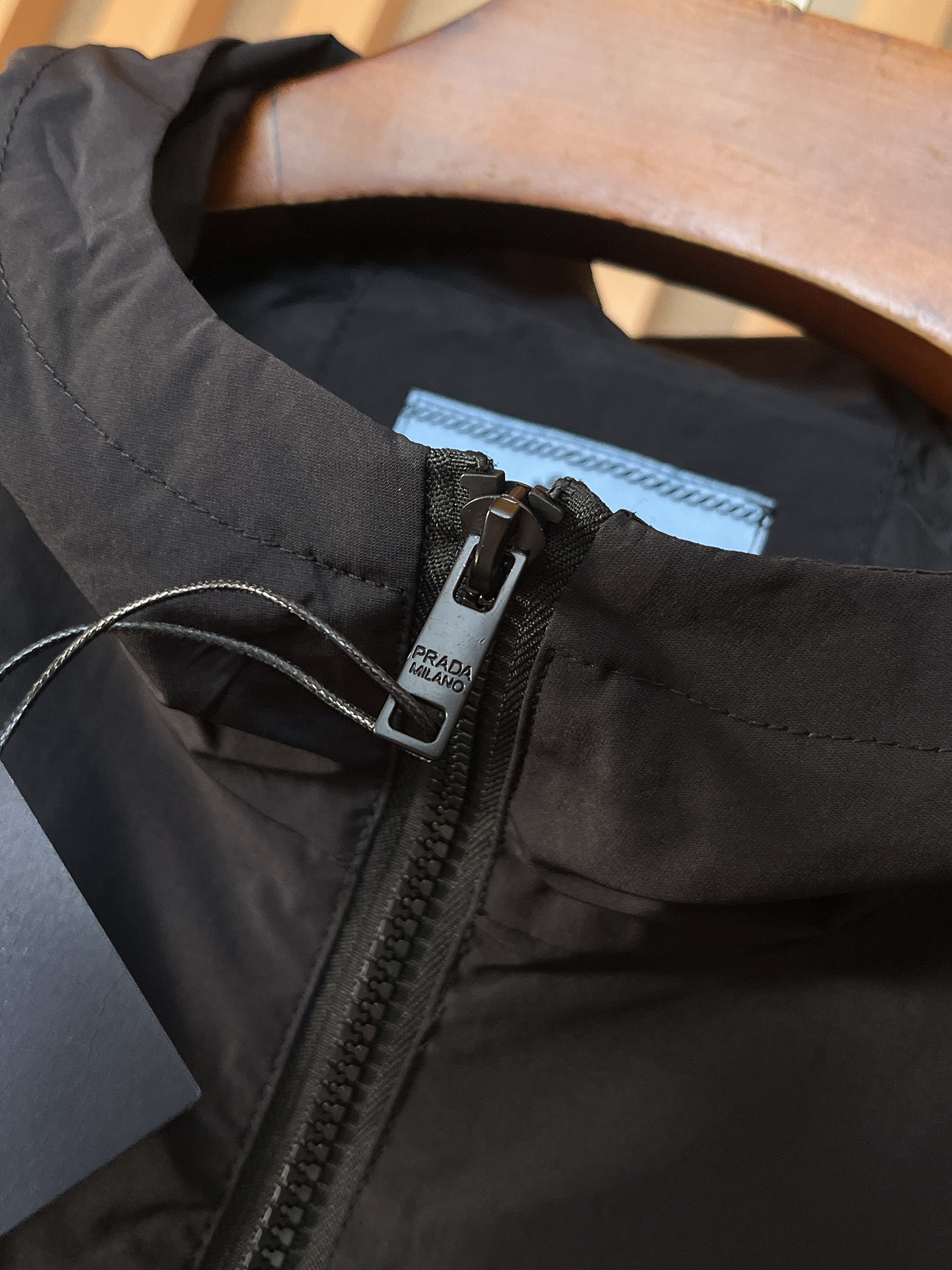 🌟🌟Prada、2025新款男士休闲定制夹克外套。穿上简约干练的休闲外套，瞬间重回时髦霸气，又是活力满满