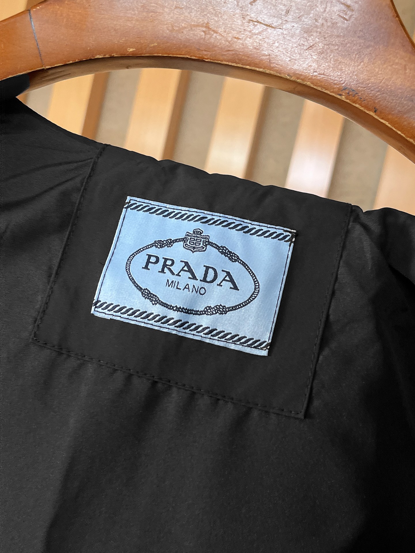 🌟🌟Prada、2025新款男士休闲定制夹克外套。穿上简约干练的休闲外套，瞬间重回时髦霸气，又是活力满满
