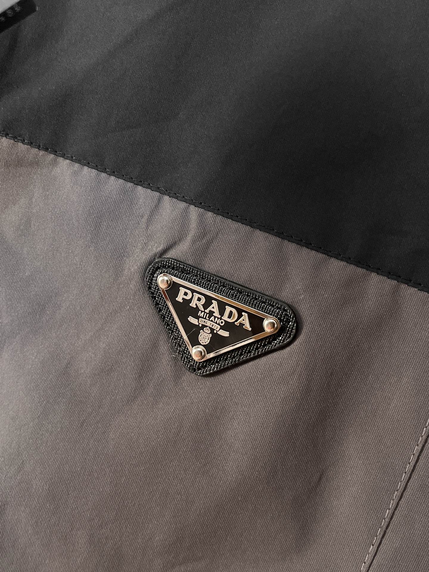 🌟🌟Prada、2025新款男士休闲定制夹克外套。穿上简约干练的休闲外套，瞬间重回时髦霸气，又是活力满满