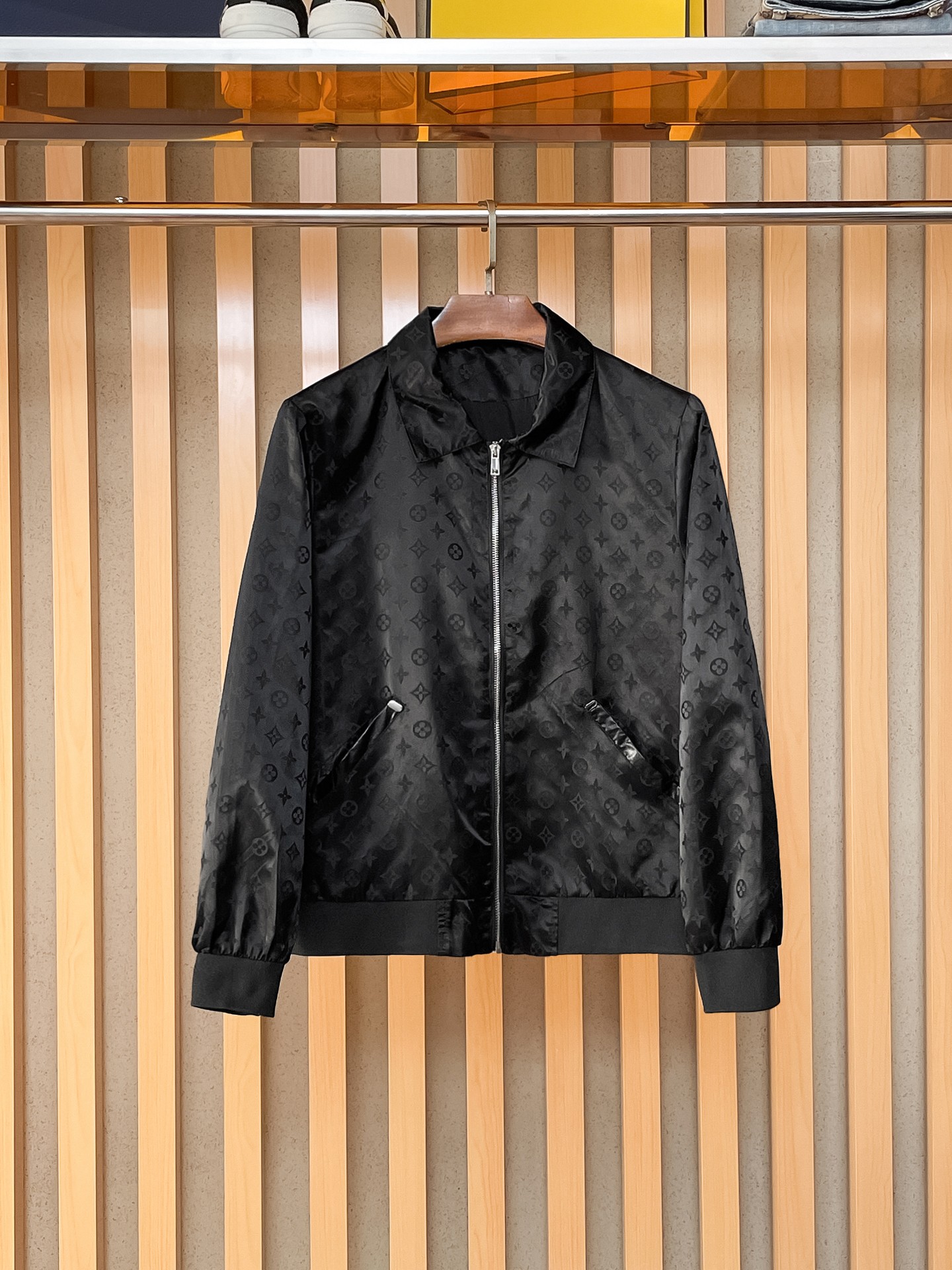 🌟🌟LV、2025新款男士休闲定制夹克外套。穿上简约干练的休闲外套，瞬间重回时髦霸气，又是活力满满的状态