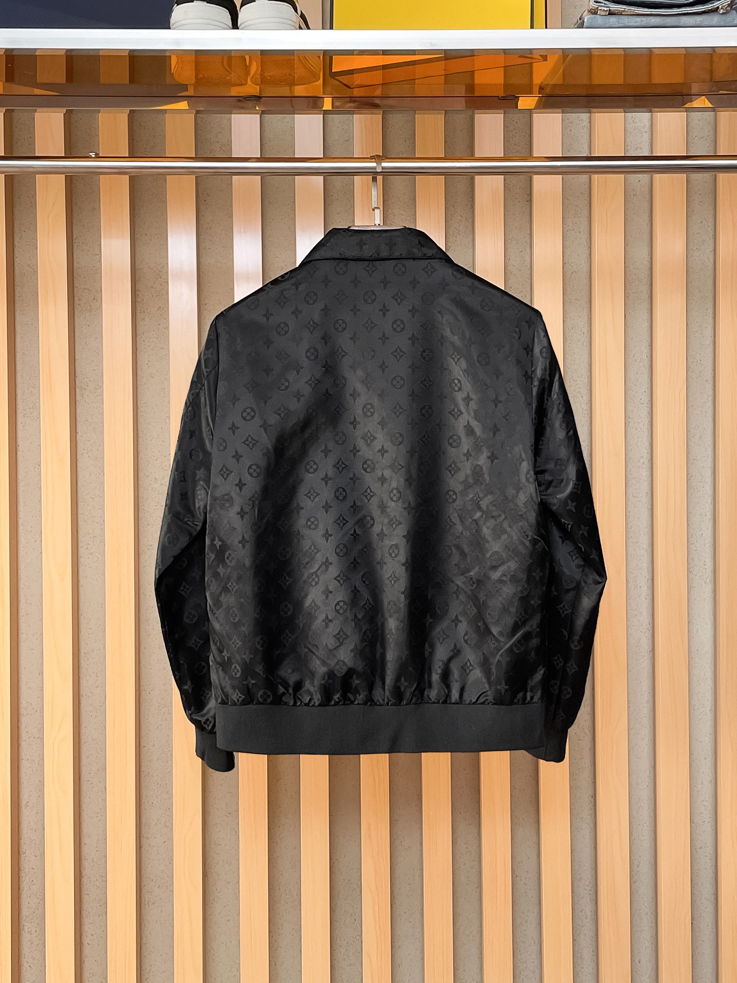 🌟🌟LV、2025新款男士休闲定制夹克外套。穿上简约干练的休闲外套，瞬间重回时髦霸气，又是活力满满的状态