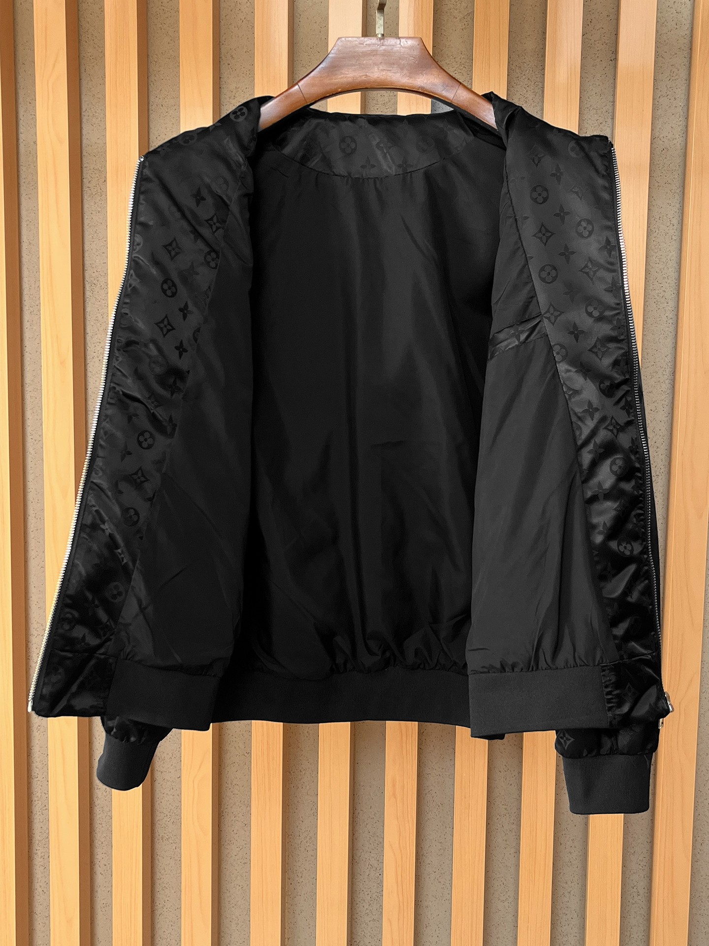 🌟🌟LV、2025新款男士休闲定制夹克外套。穿上简约干练的休闲外套，瞬间重回时髦霸气，又是活力满满的状态