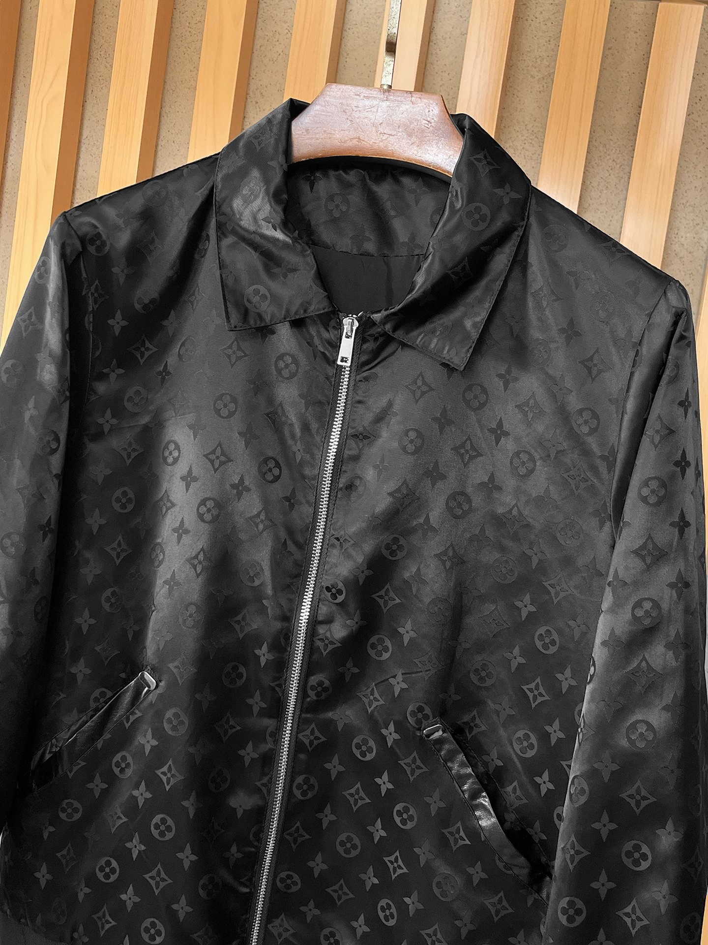 🌟🌟LV、2025新款男士休闲定制夹克外套。穿上简约干练的休闲外套，瞬间重回时髦霸气，又是活力满满的状态