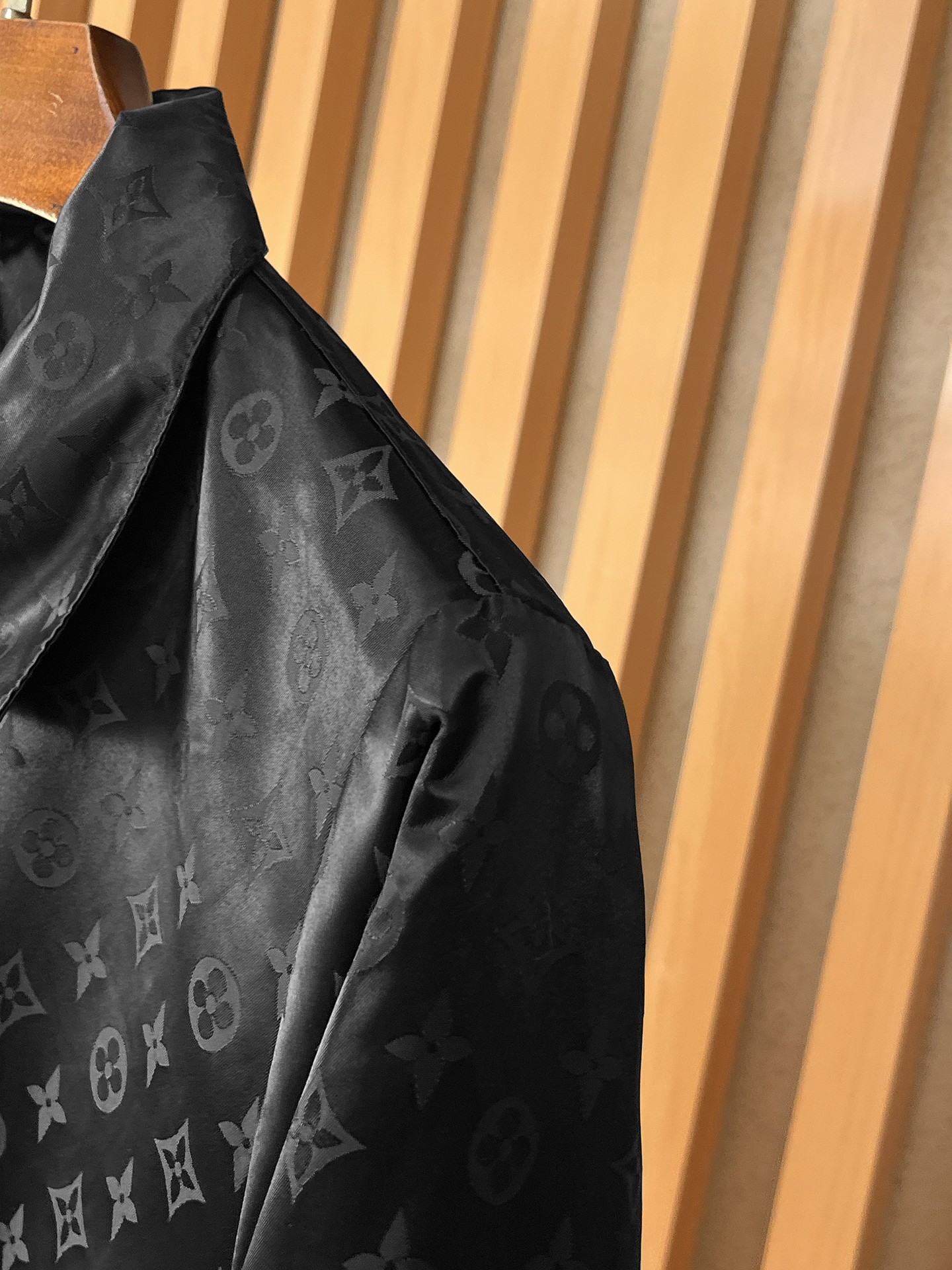 🌟🌟LV、2025新款男士休闲定制夹克外套。穿上简约干练的休闲外套，瞬间重回时髦霸气，又是活力满满的状态