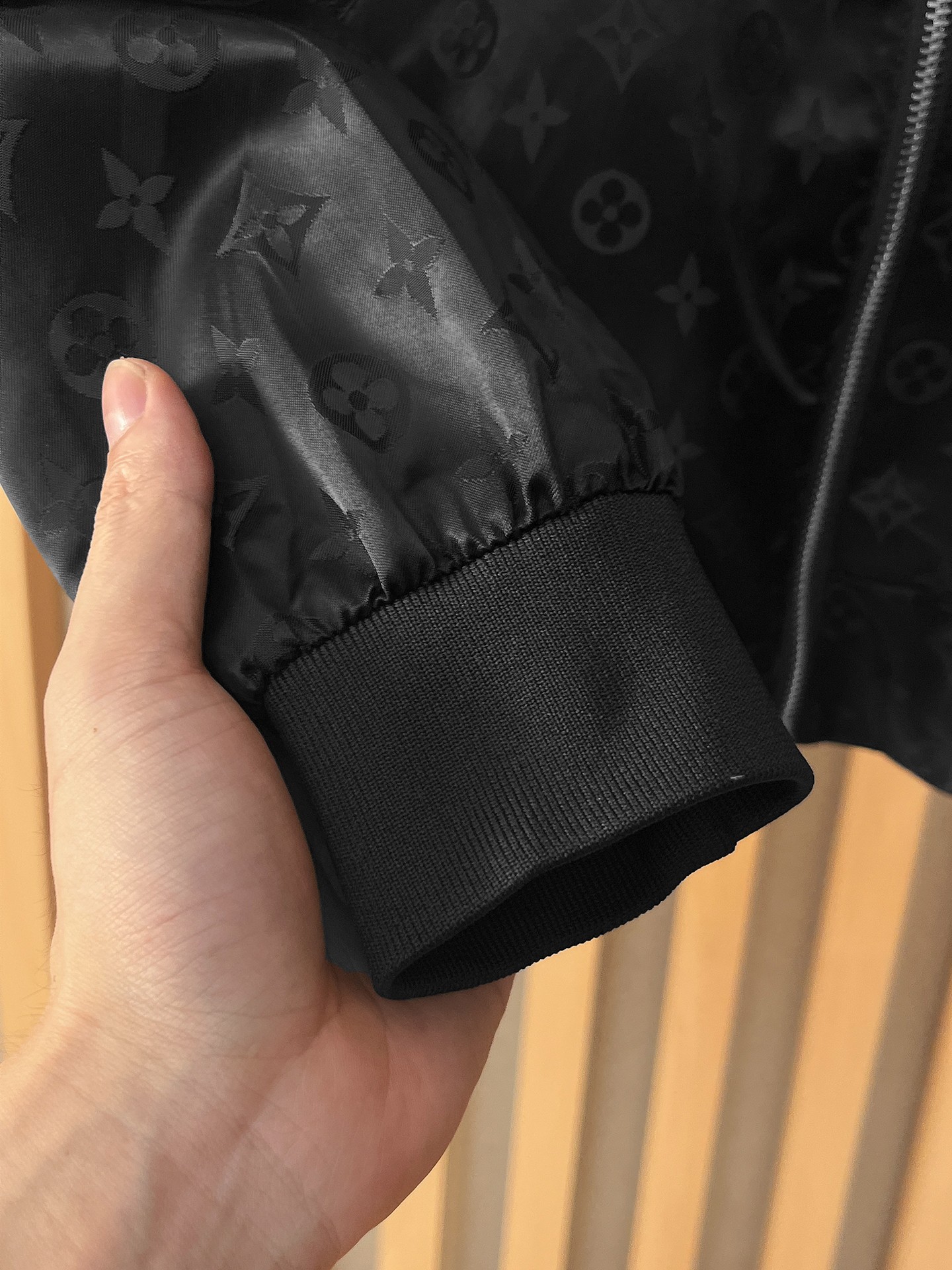 🌟🌟LV、2025新款男士休闲定制夹克外套。穿上简约干练的休闲外套，瞬间重回时髦霸气，又是活力满满的状态