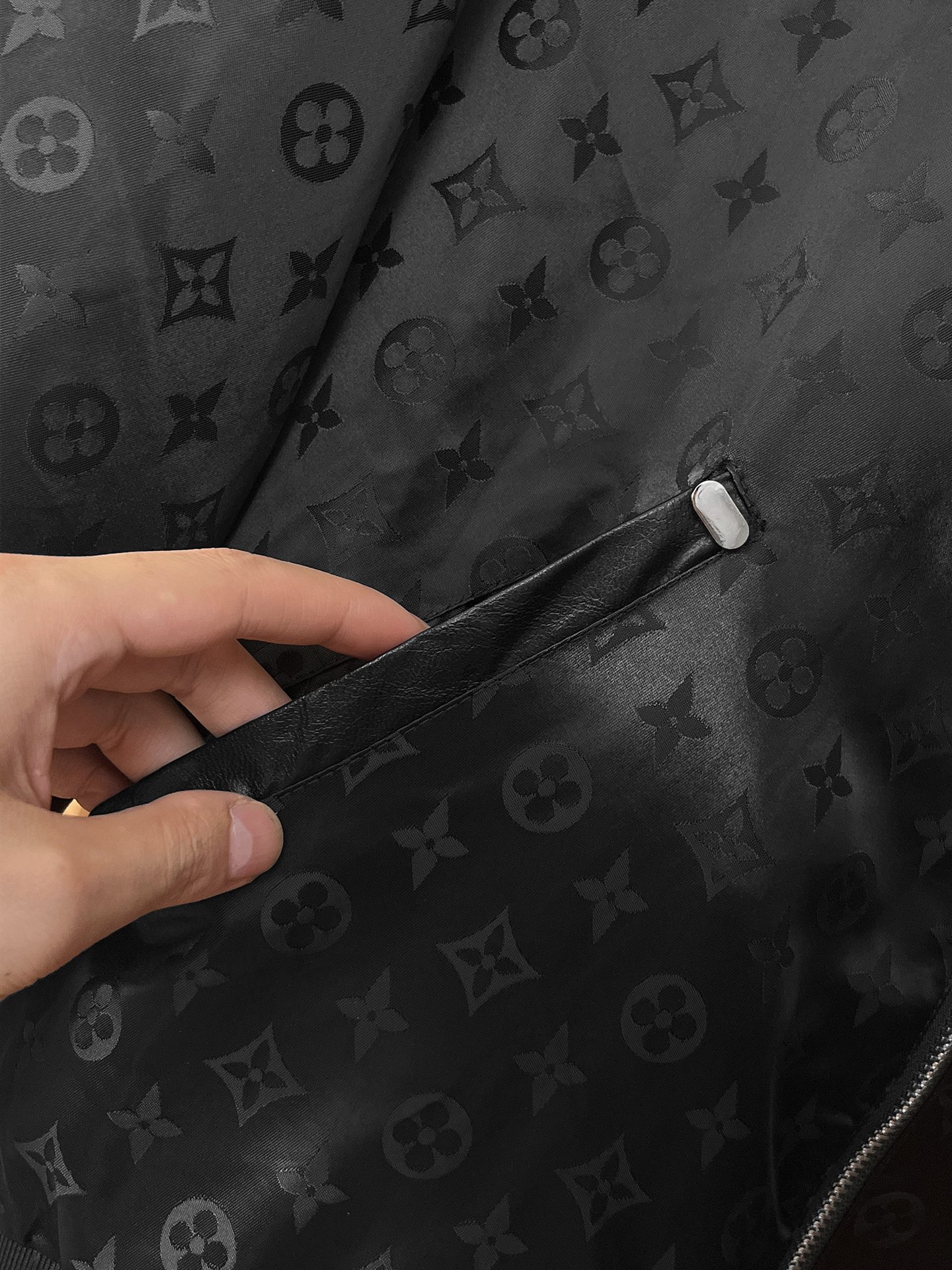 🌟🌟LV、2025新款男士休闲定制夹克外套。穿上简约干练的休闲外套，瞬间重回时髦霸气，又是活力满满的状态