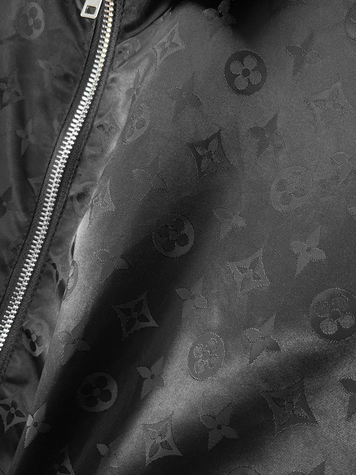 🌟🌟LV、2025新款男士休闲定制夹克外套。穿上简约干练的休闲外套，瞬间重回时髦霸气，又是活力满满的状态