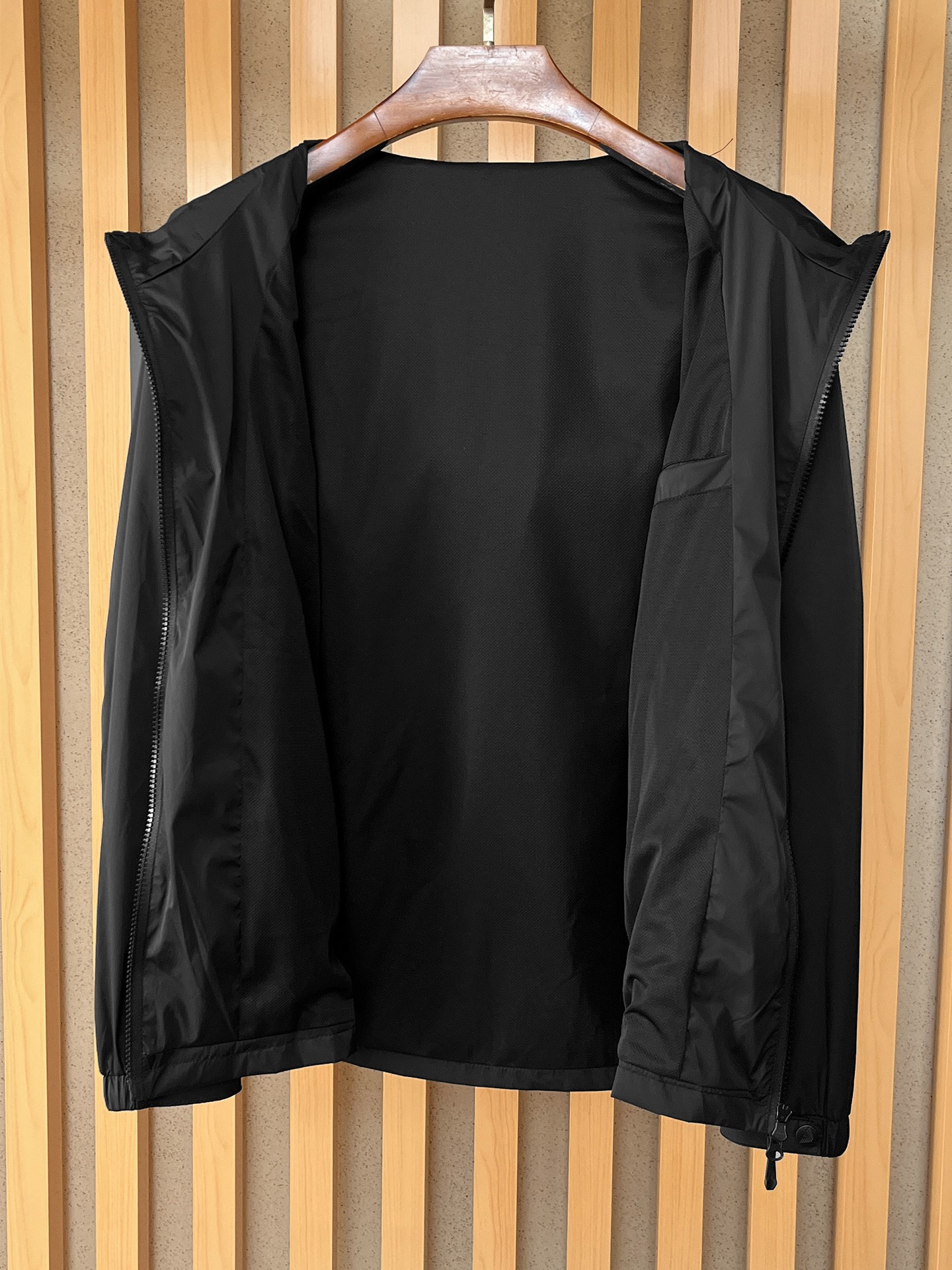 🌟🌟阿玛尼、2025新款男士休闲定制夹克外套。穿上简约干练的休闲外套，瞬间重回时髦霸气，又是活力满满的状