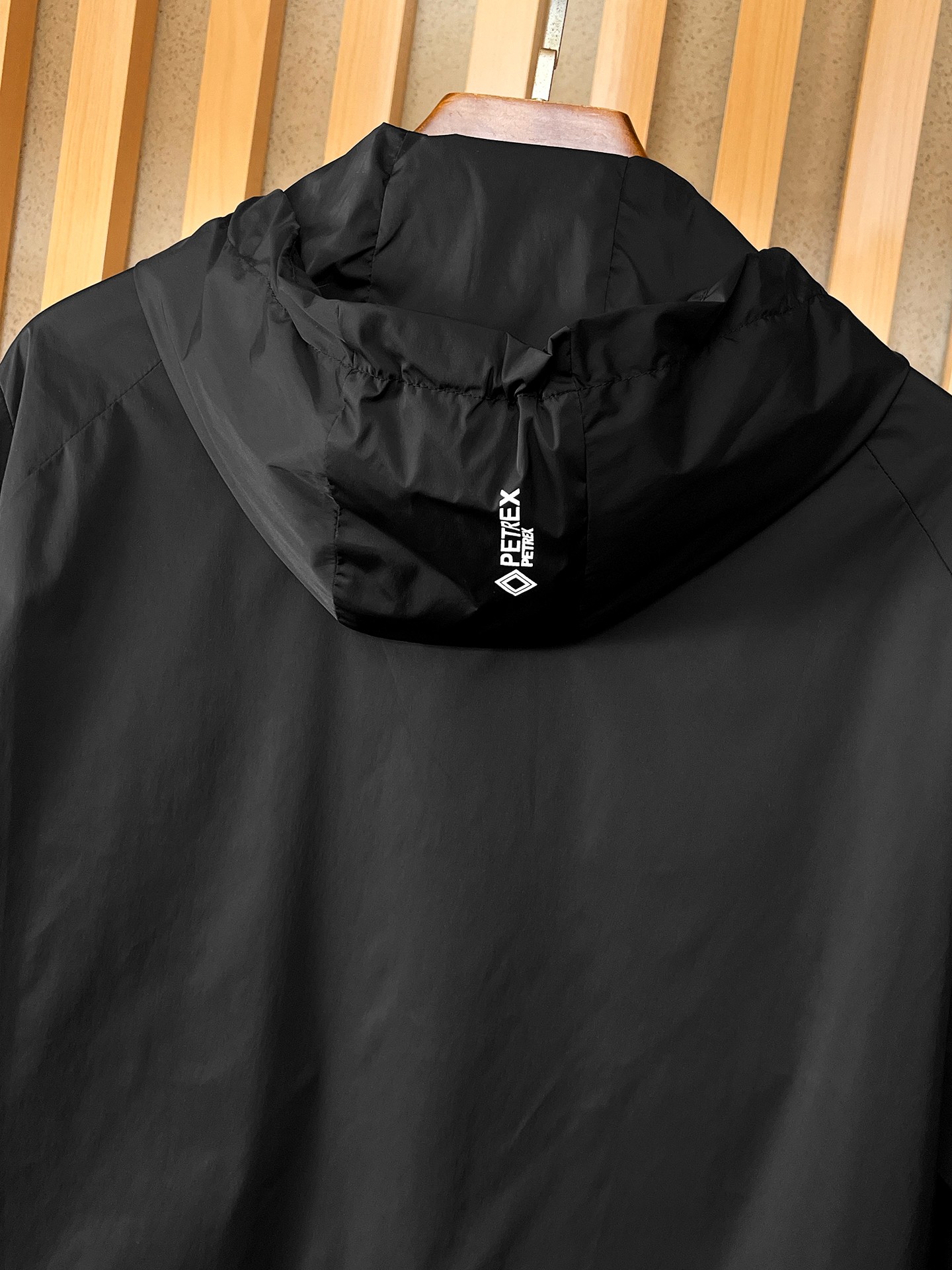 🌟🌟阿玛尼、2025新款男士休闲定制夹克外套。穿上简约干练的休闲外套，瞬间重回时髦霸气，又是活力满满的状