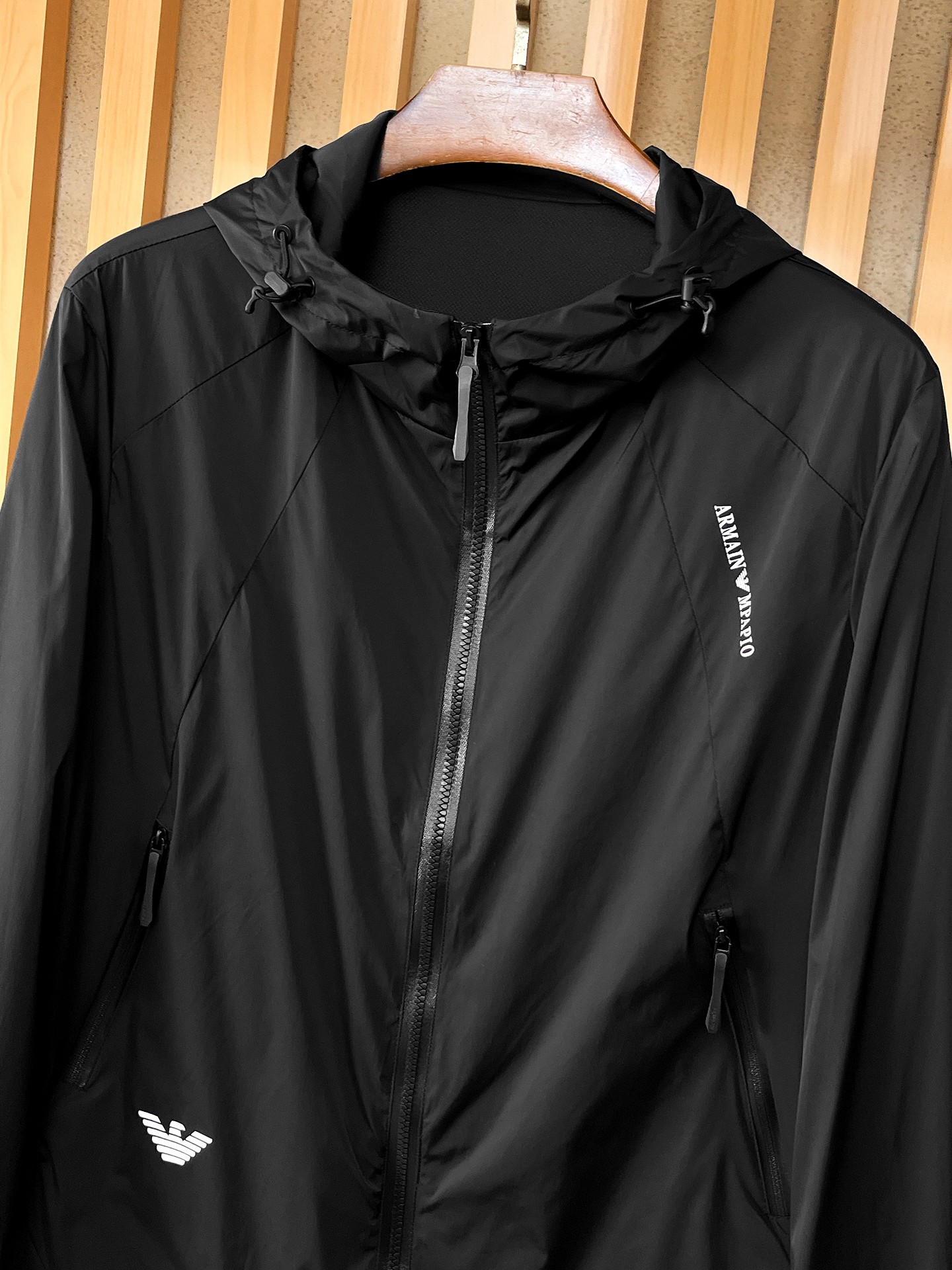 🌟🌟阿玛尼、2025新款男士休闲定制夹克外套。穿上简约干练的休闲外套，瞬间重回时髦霸气，又是活力满满的状