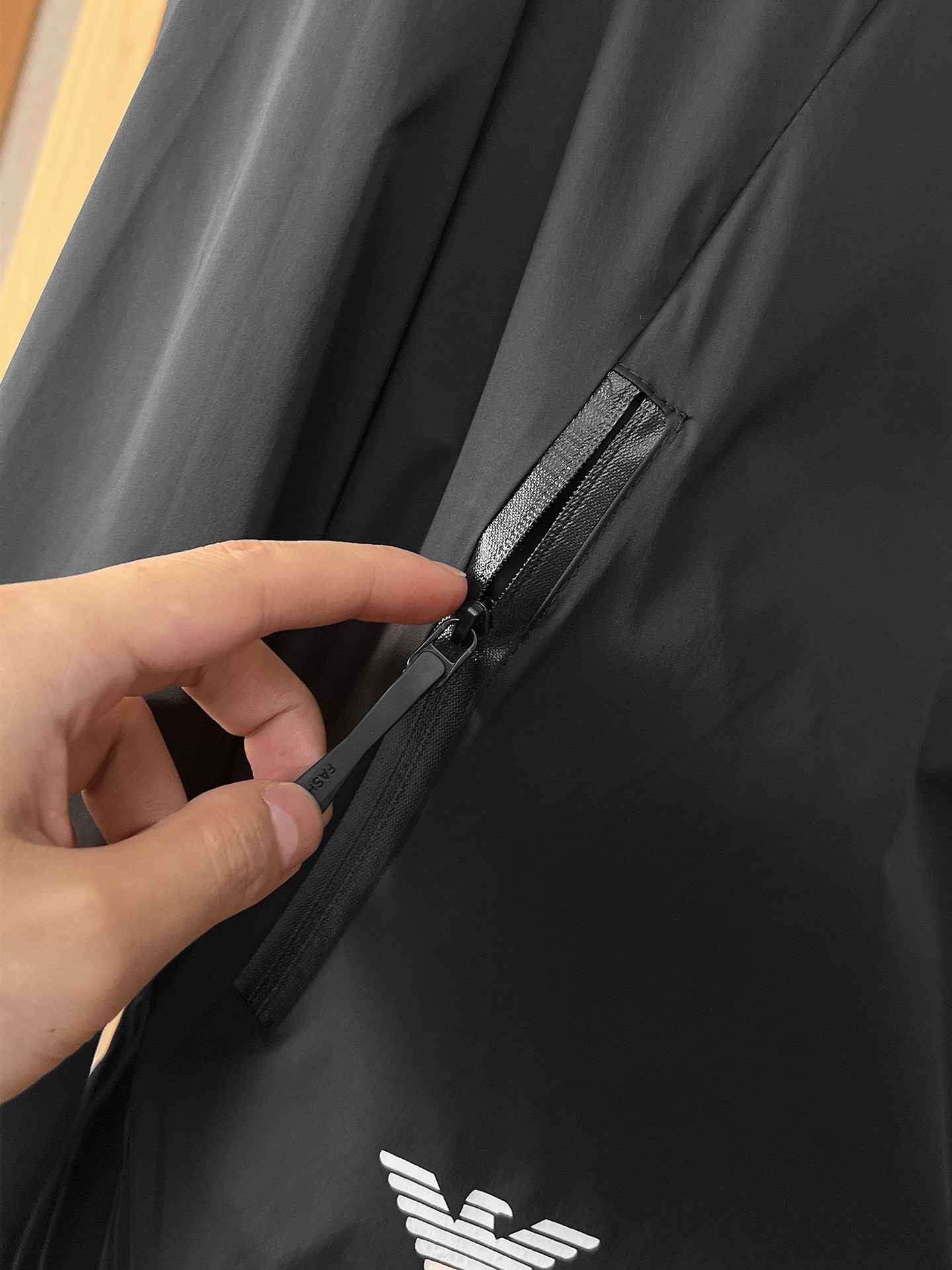 🌟🌟阿玛尼、2025新款男士休闲定制夹克外套。穿上简约干练的休闲外套，瞬间重回时髦霸气，又是活力满满的状